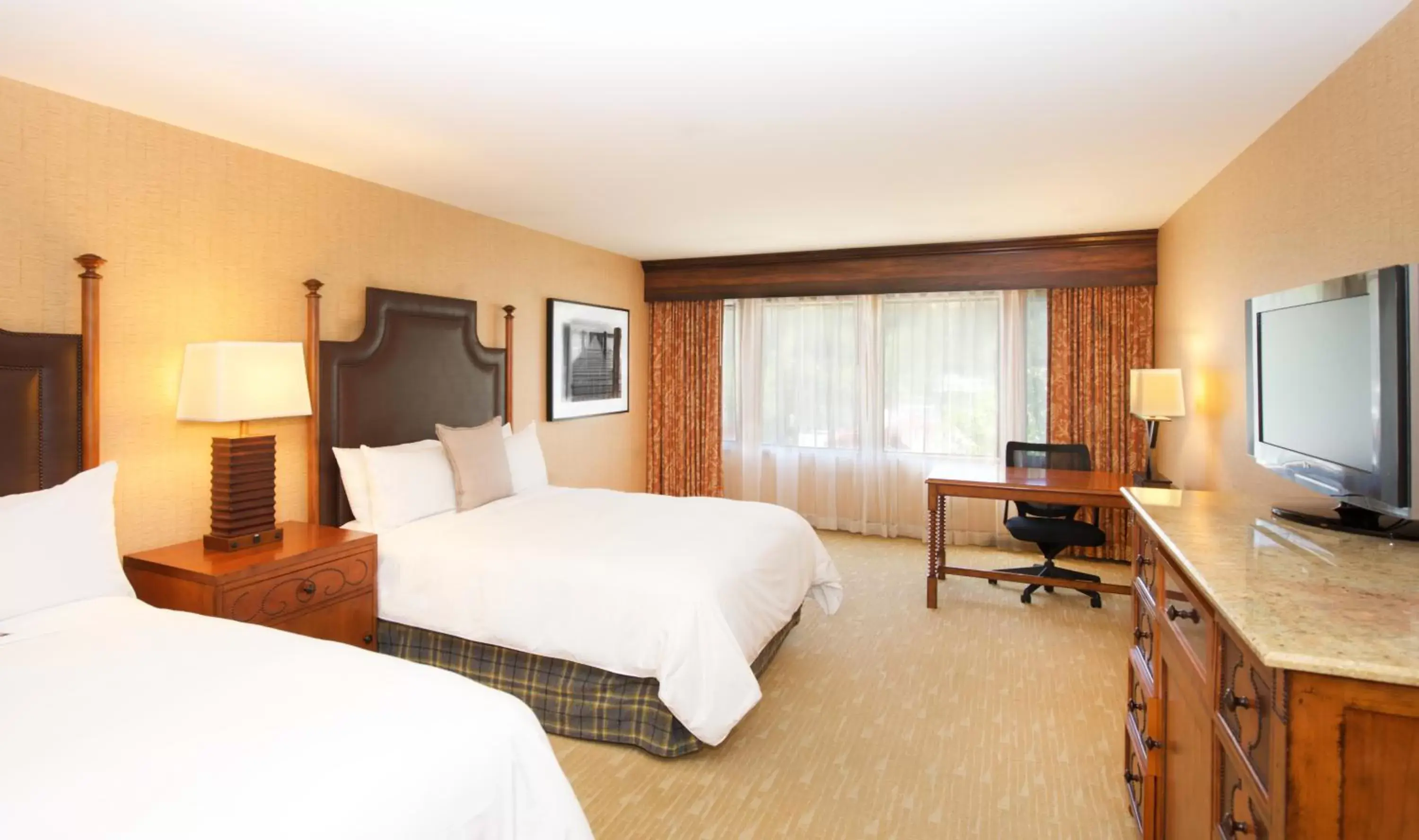 Bed, TV/Entertainment Center in Lake Arrowhead Resort & Spa