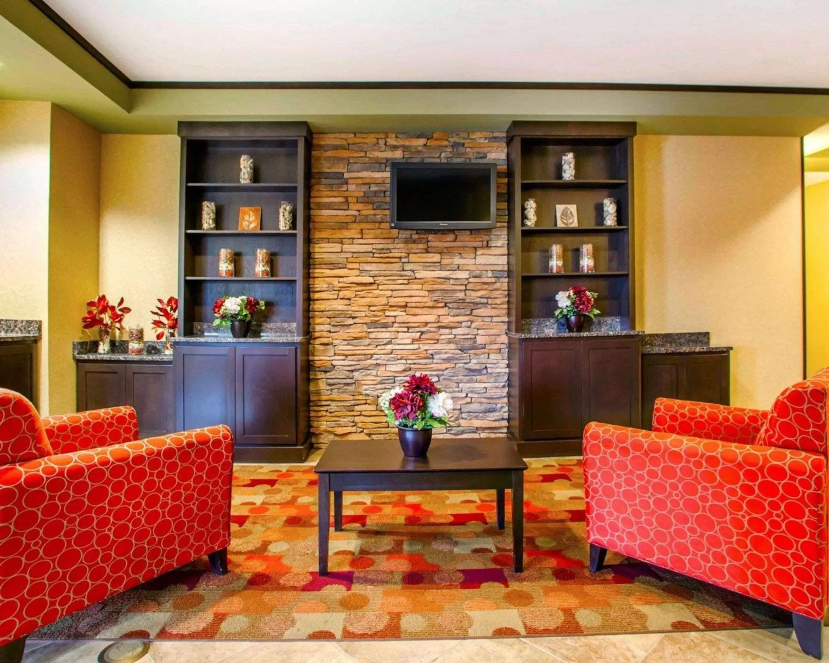 Lobby or reception, Lobby/Reception in Suburban Studios Cedar Falls