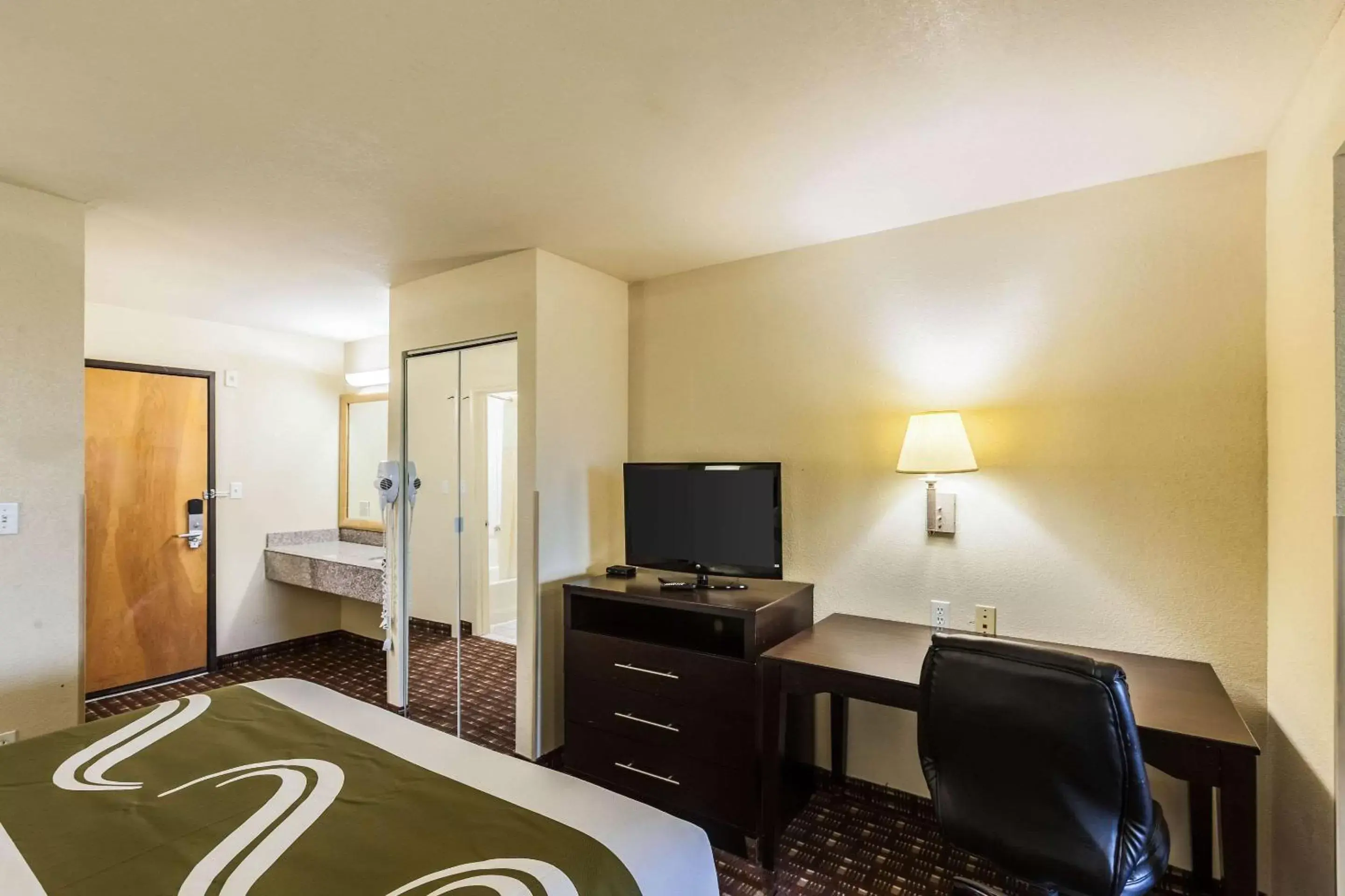 Photo of the whole room, TV/Entertainment Center in Quality Inn Near Seaworld - Lackland