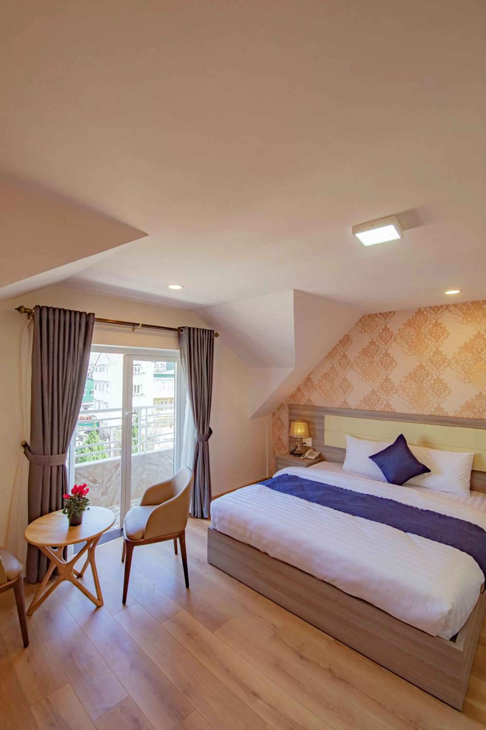 Balcony/Terrace, Bed in Khanh Uyen 1 Hotel