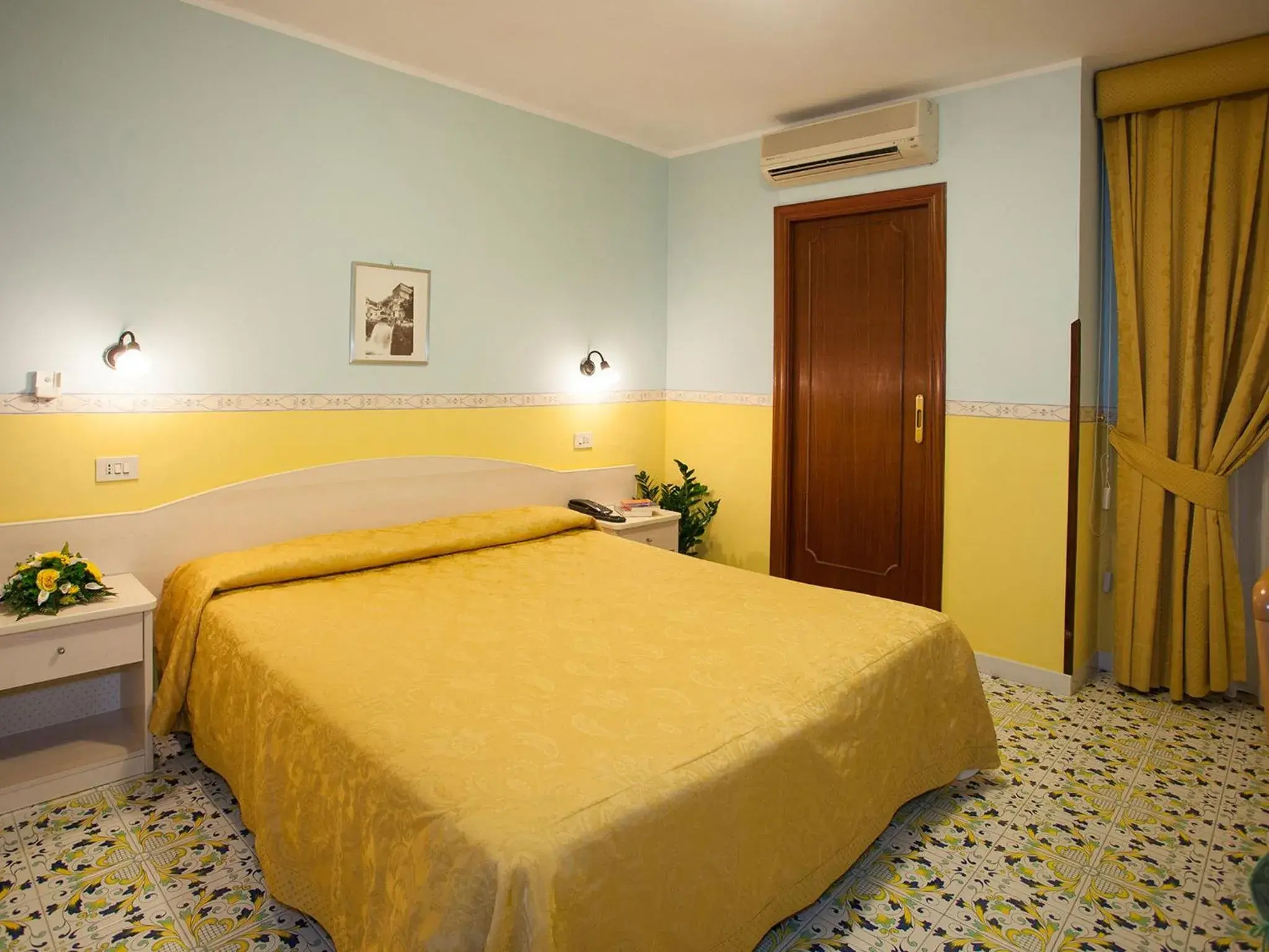 Bedroom, Bed in Hotel Amalfi