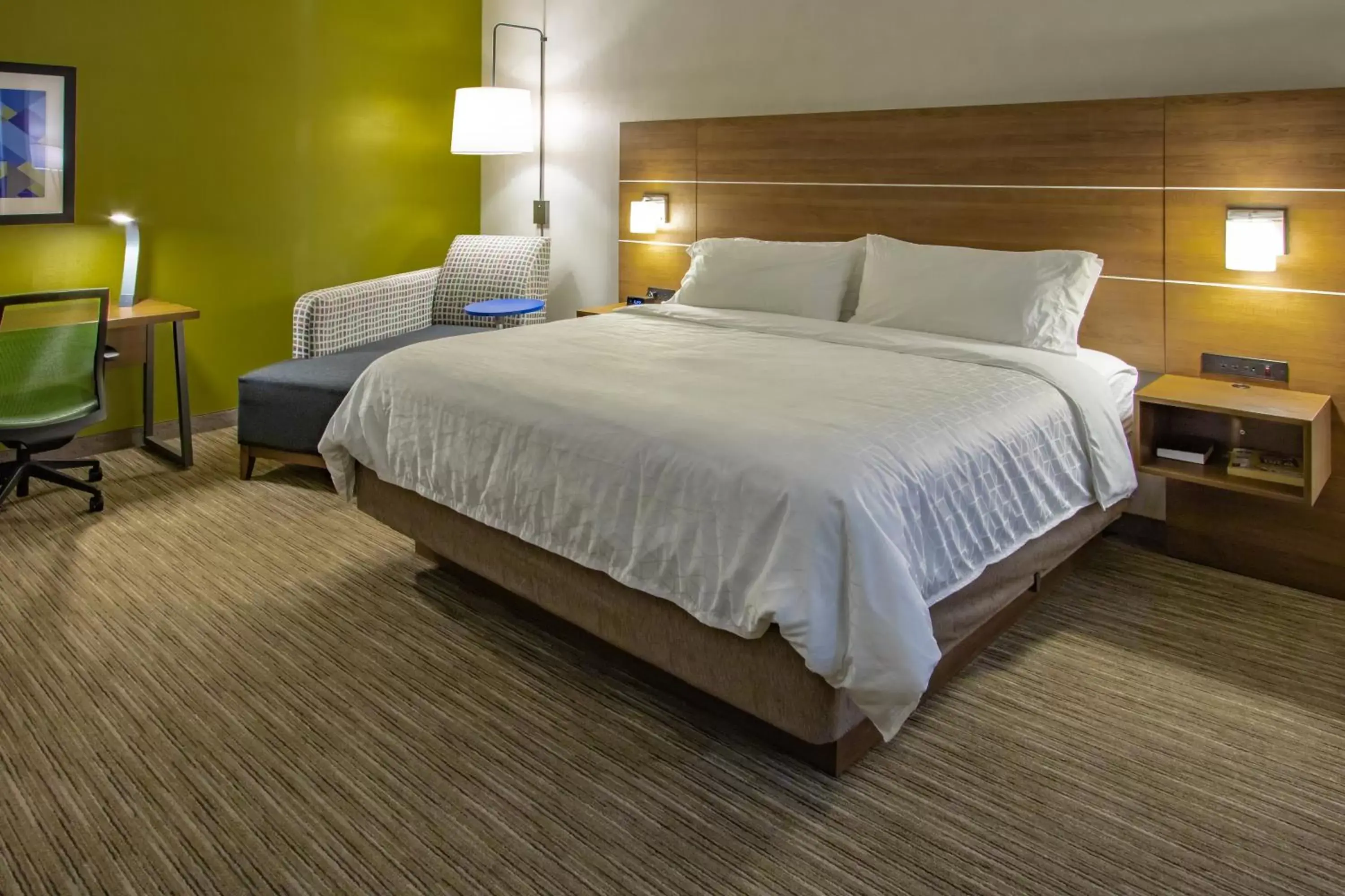 Bedroom, Bed in Holiday Inn Express Hotel & Suites Roseville - Galleria Area, an IHG Hotel