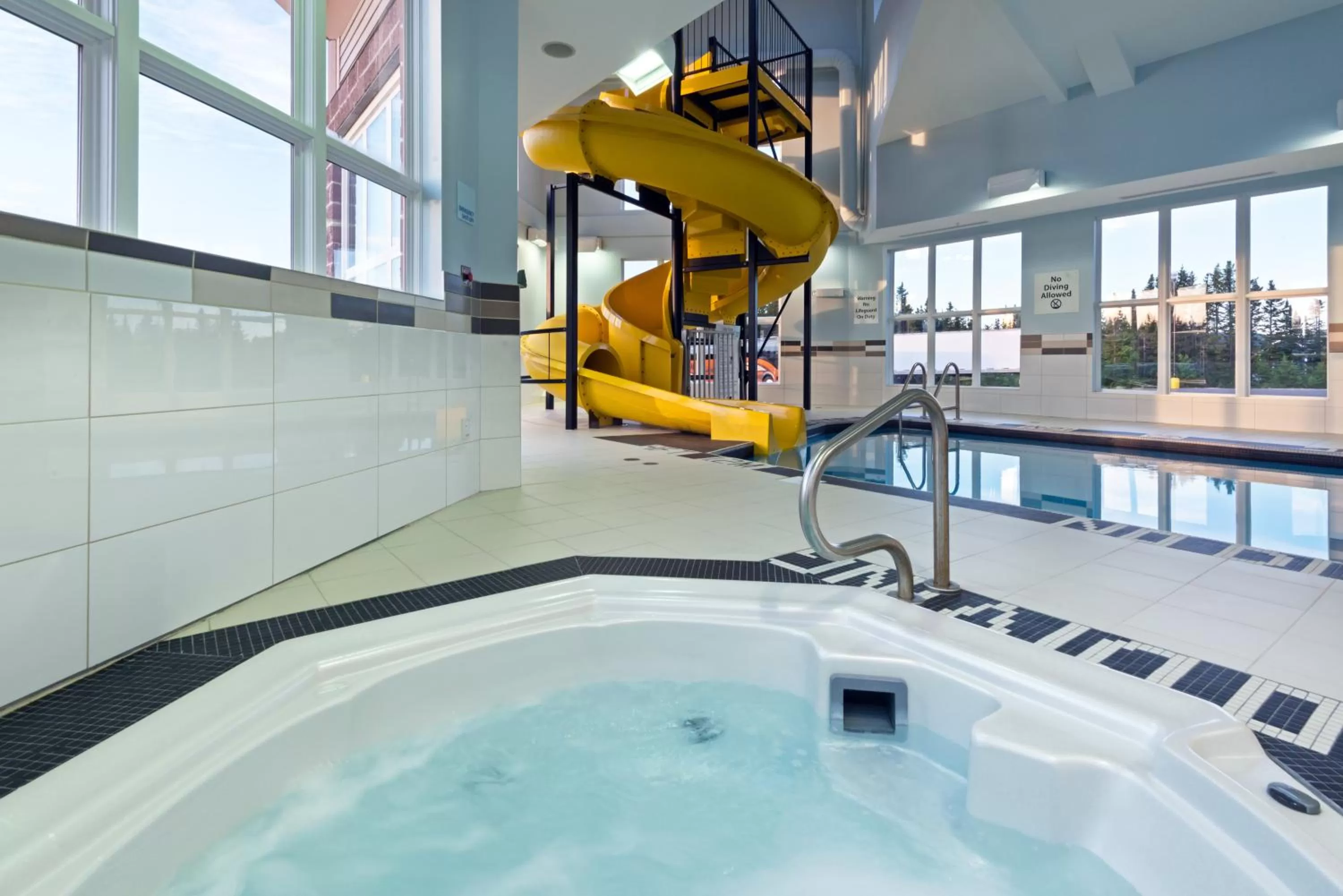 Swimming pool in Deer Lake Horizon Hotel