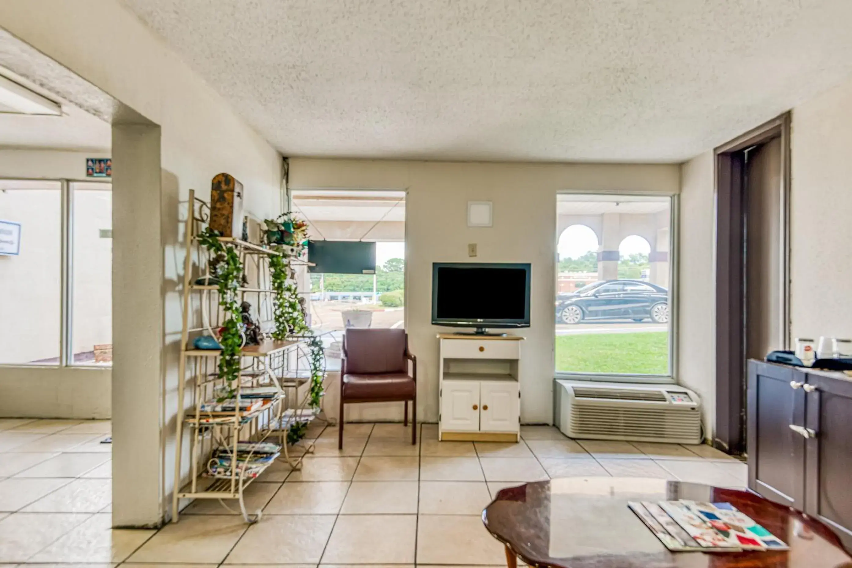 Lobby or reception, TV/Entertainment Center in OYO Hotel Jackson North I-55