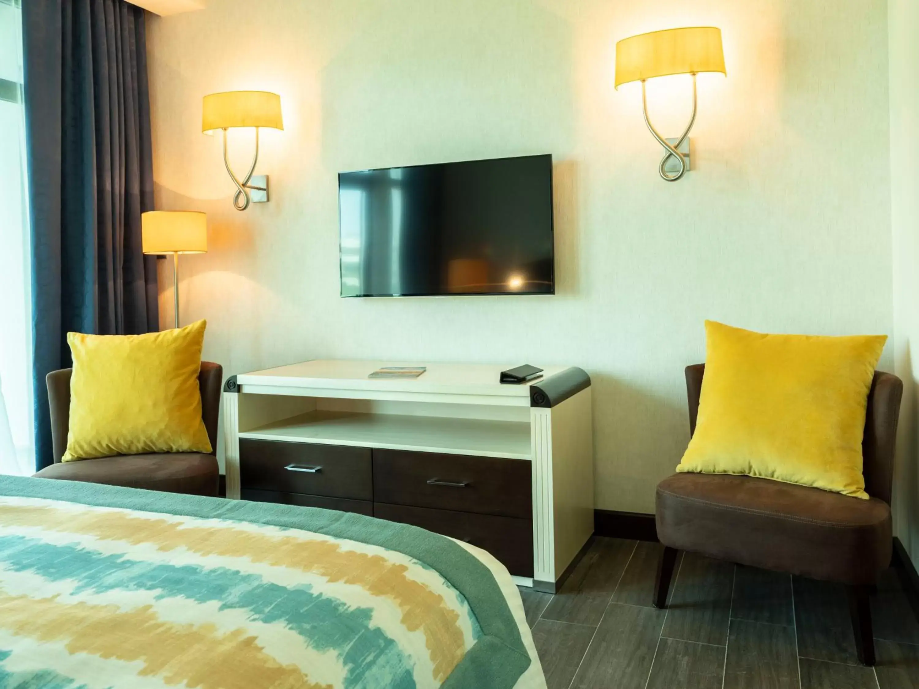 Bedroom, TV/Entertainment Center in Retaj Salwa Resort & Spa