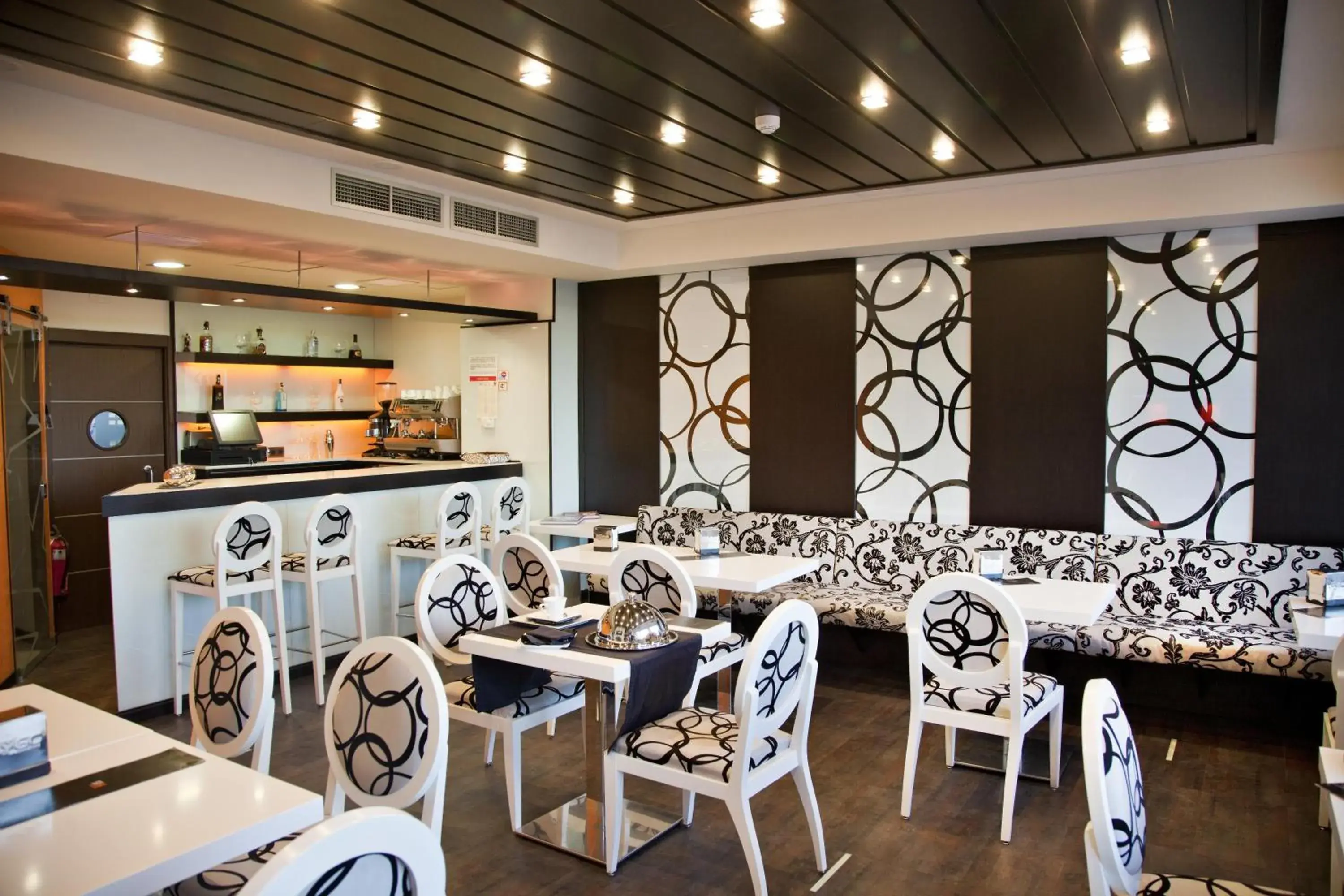 Communal lounge/ TV room, Restaurant/Places to Eat in Estrella del Mar