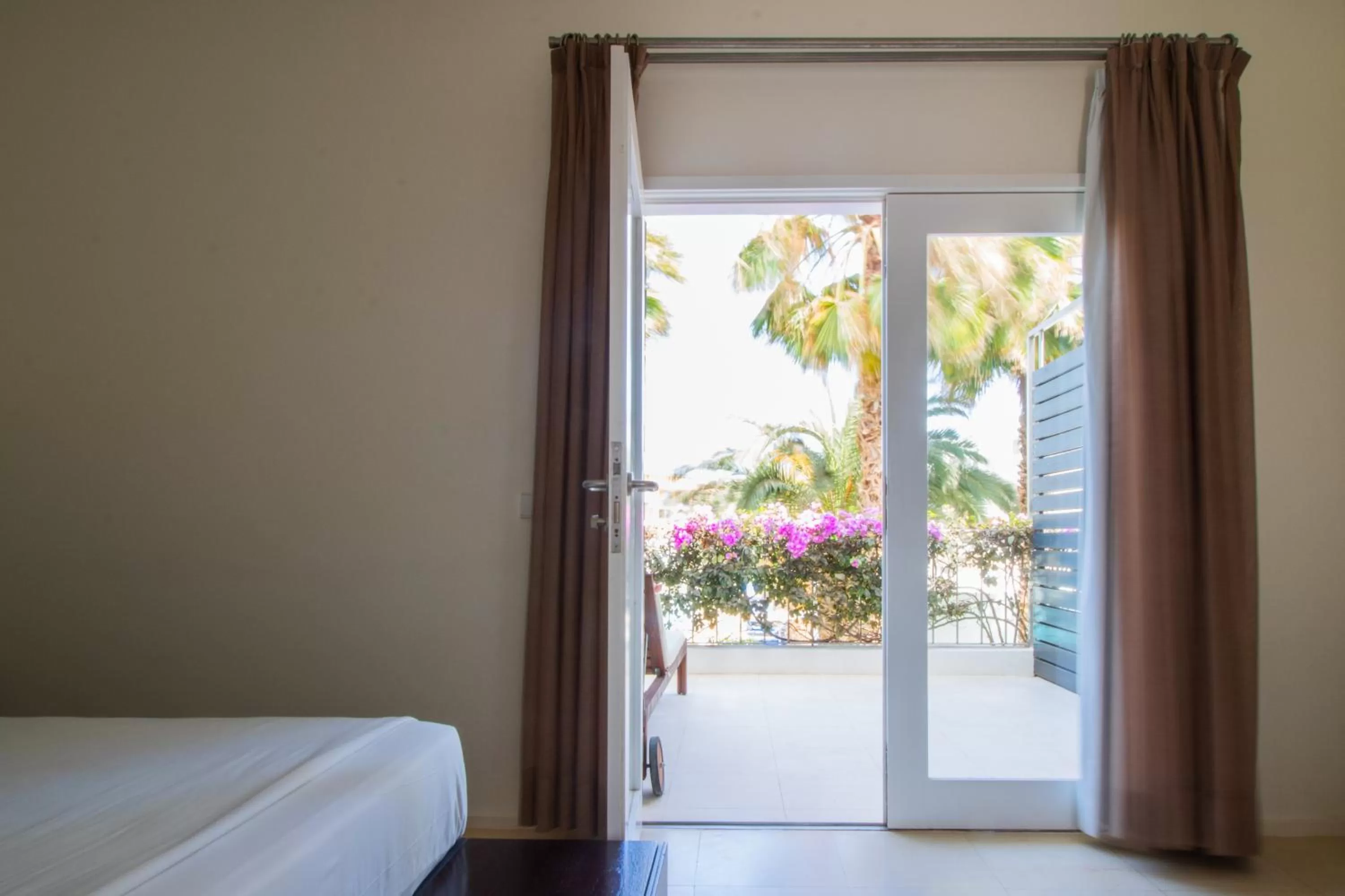Balcony/Terrace, Bed in Hotel Dunas de Sal