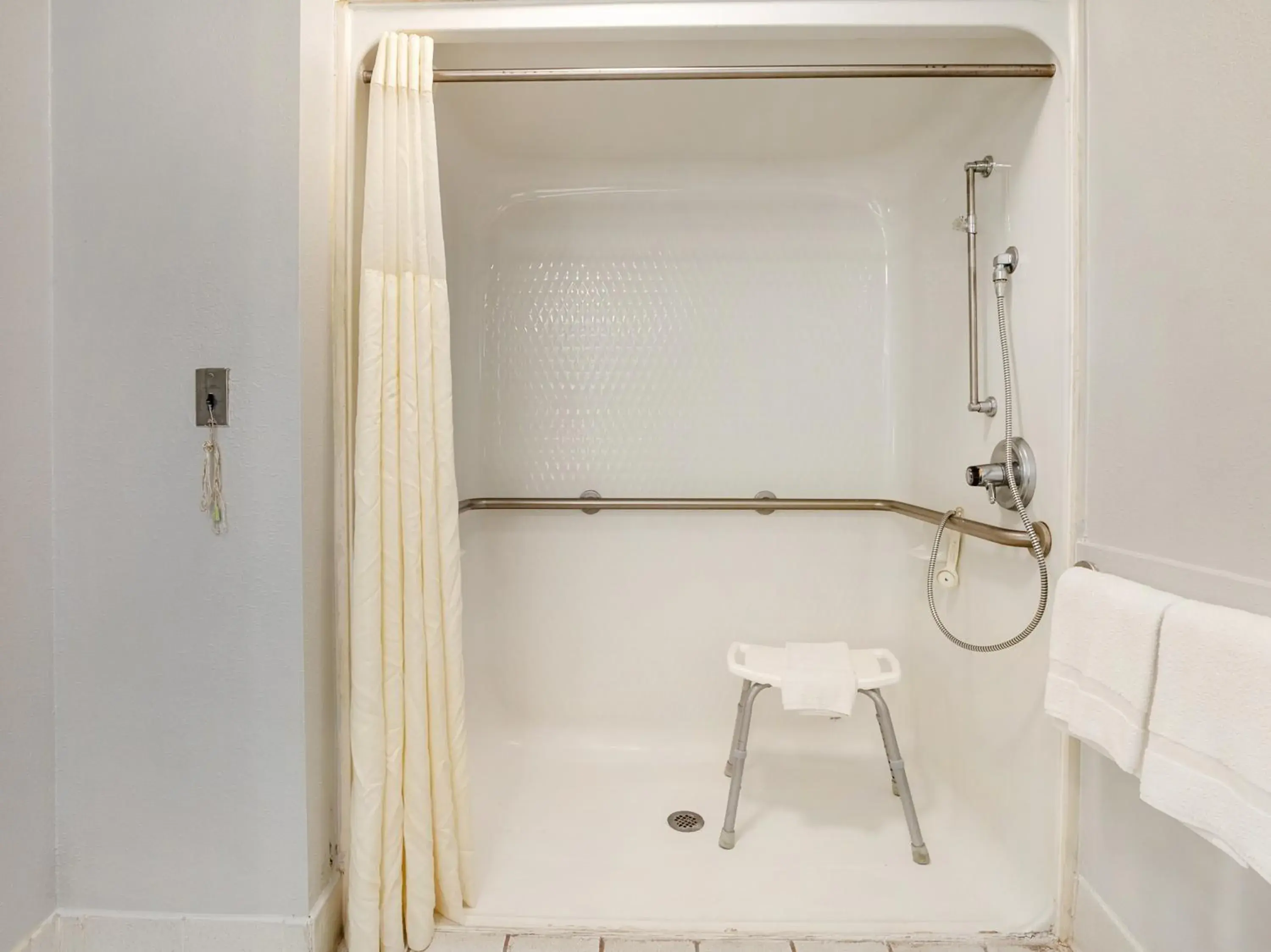 Shower, Bathroom in OYO Hotel Kinder