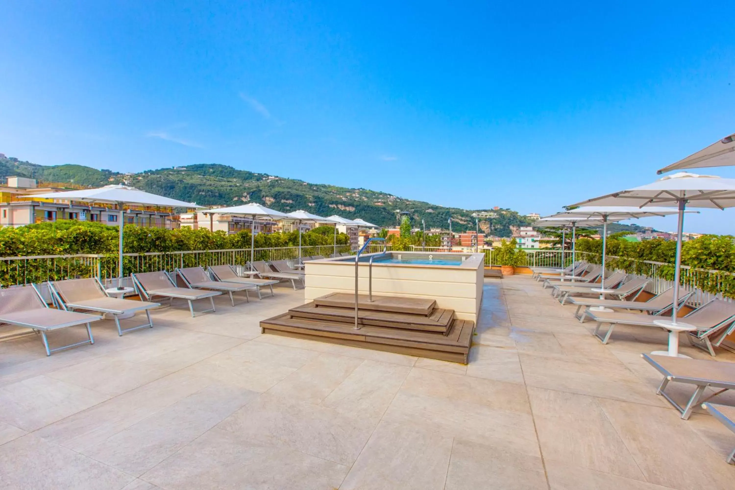 Solarium, Swimming Pool in Hotel Michelangelo