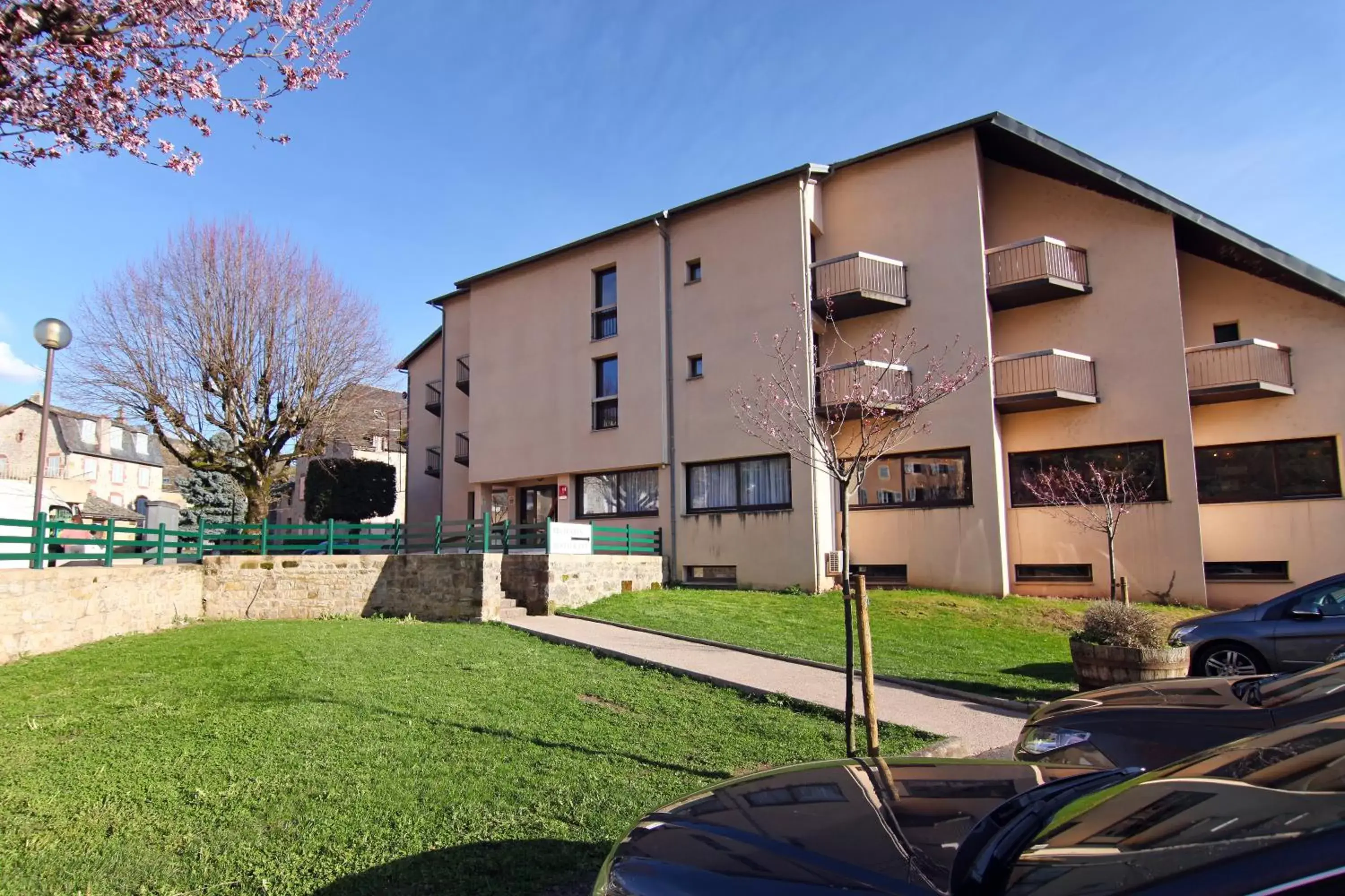 Facade/entrance, Property Building in Logis Hotel Restaurant Du Commerce