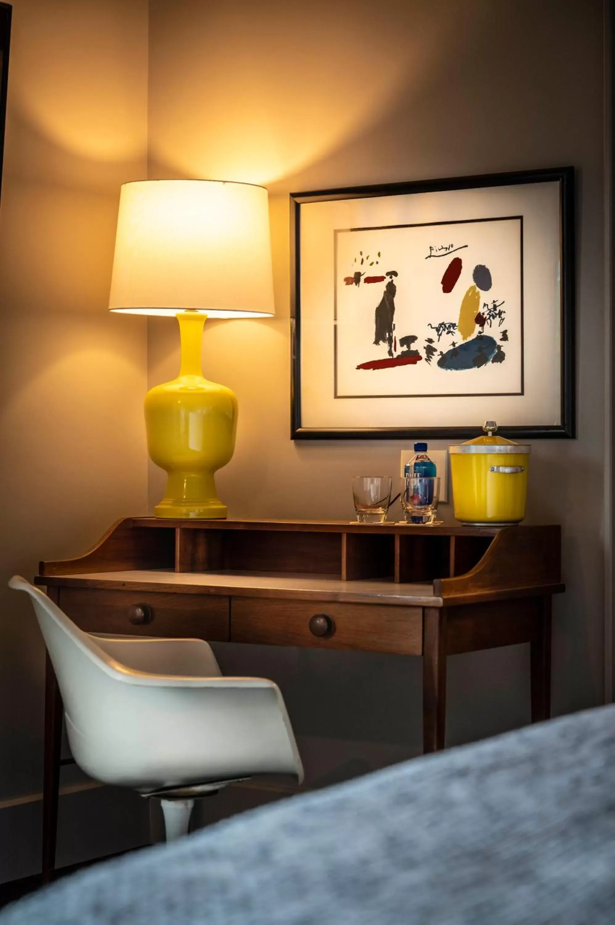 Seating area, TV/Entertainment Center in Hotel Broad Ripple