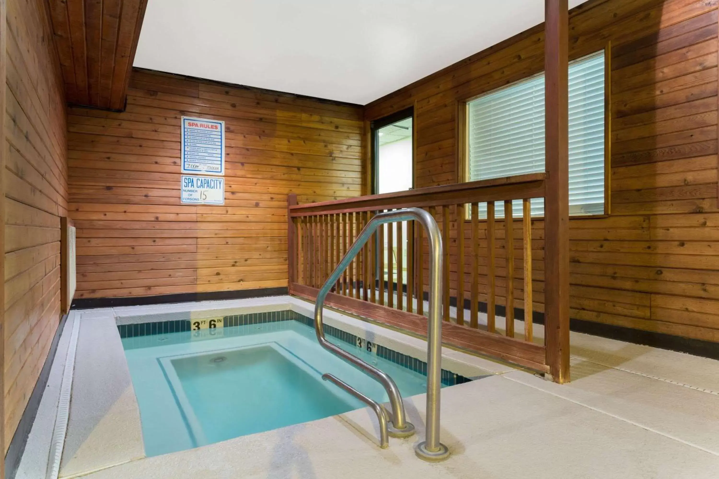 Hot Tub, Swimming Pool in Super 8 by Wyndham Green River