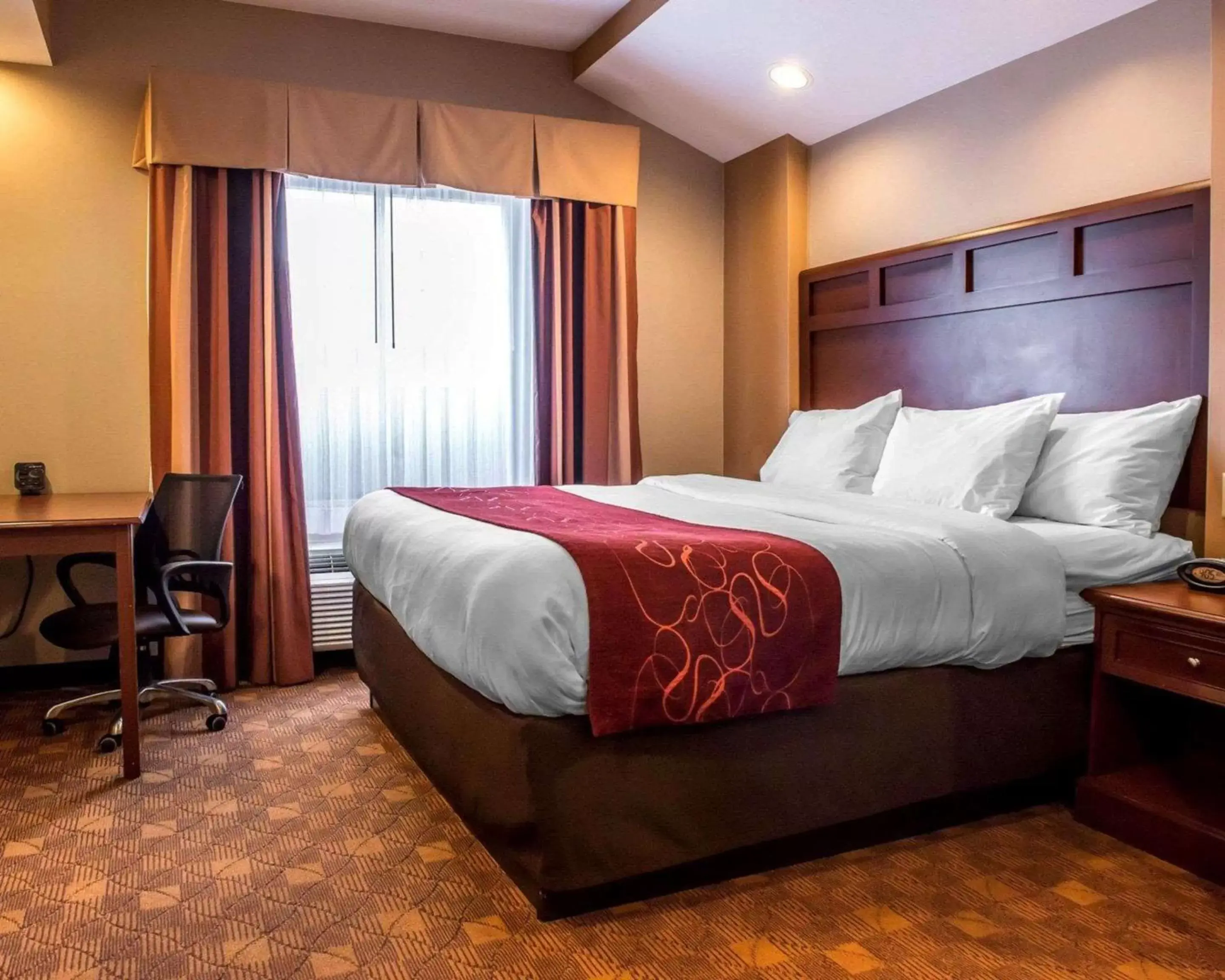 Photo of the whole room, Bed in Comfort Suites Monaca