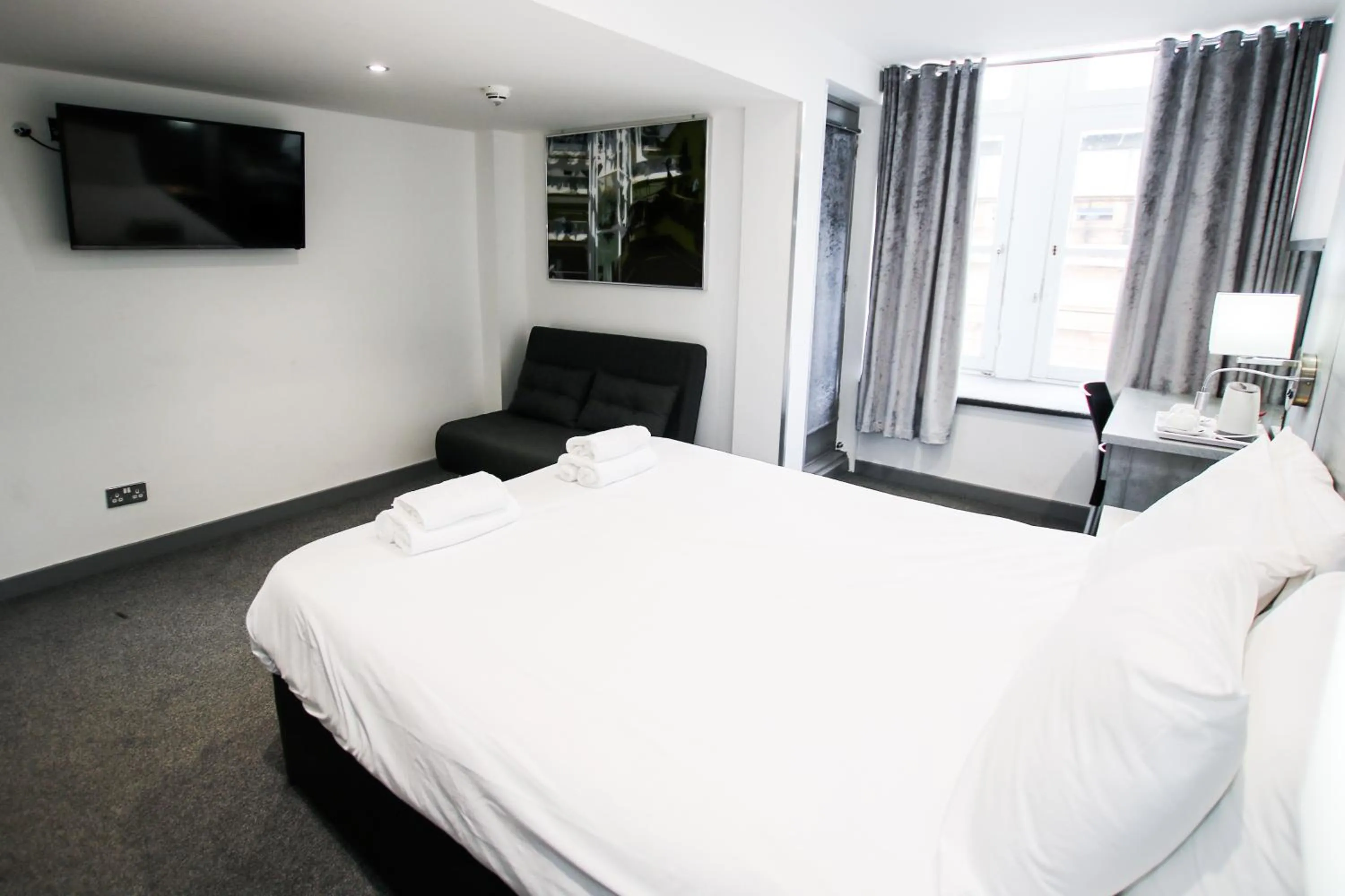 Bed in Brunswick Merchant City Hotel