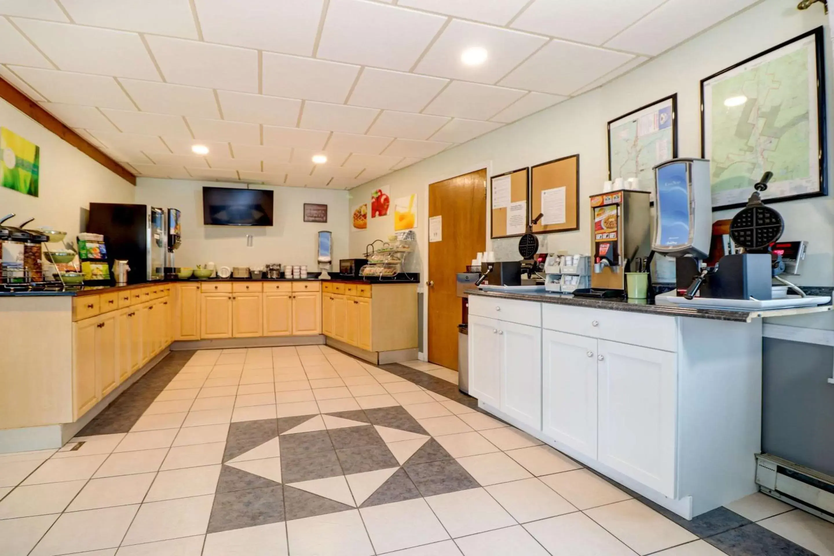 Breakfast, Kitchen/Kitchenette in Quality Inn & Suites