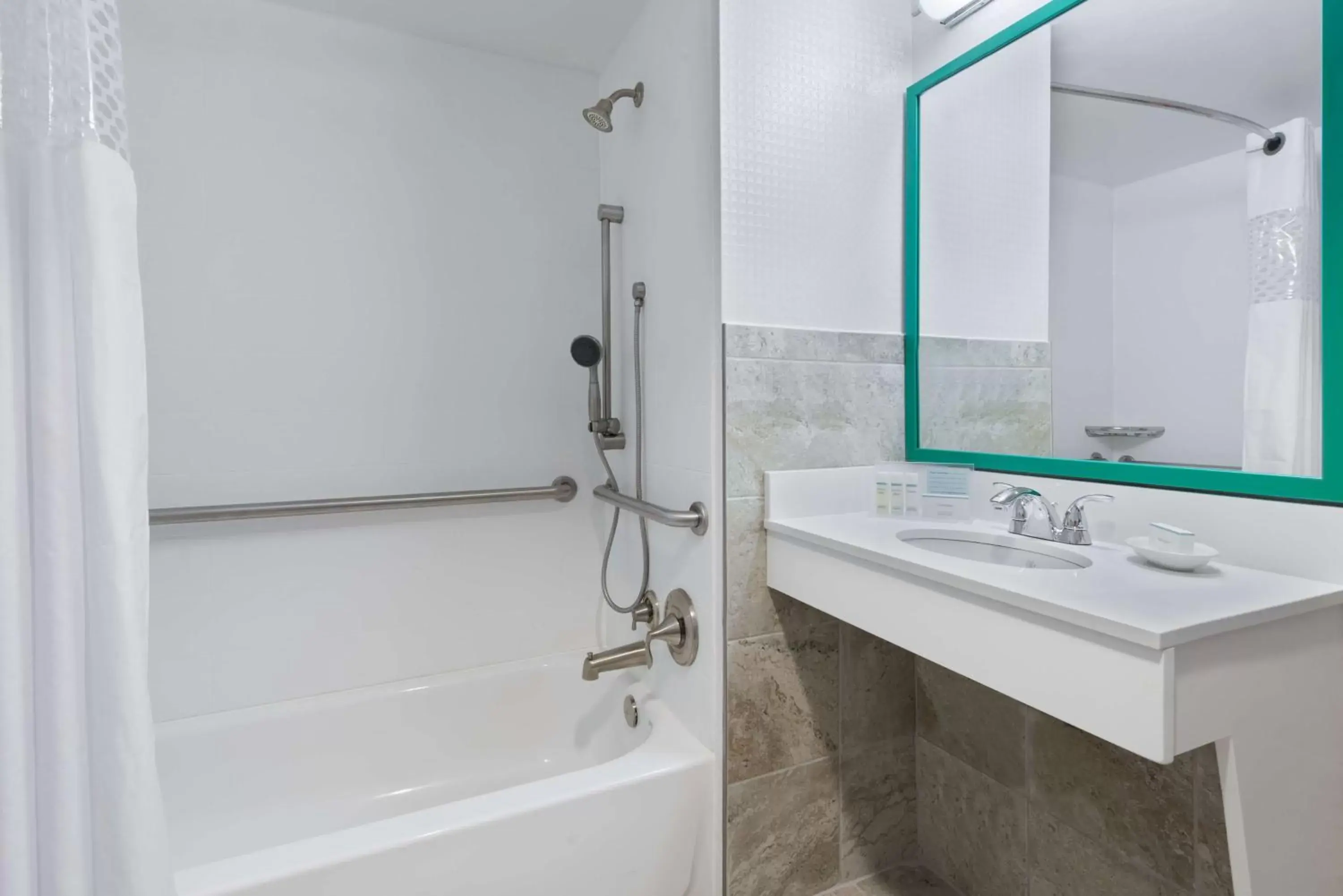 Bathroom in Hampton Inn Ellenton/Bradenton Bathroom in Hampton Inn Ellenton/Bradenton