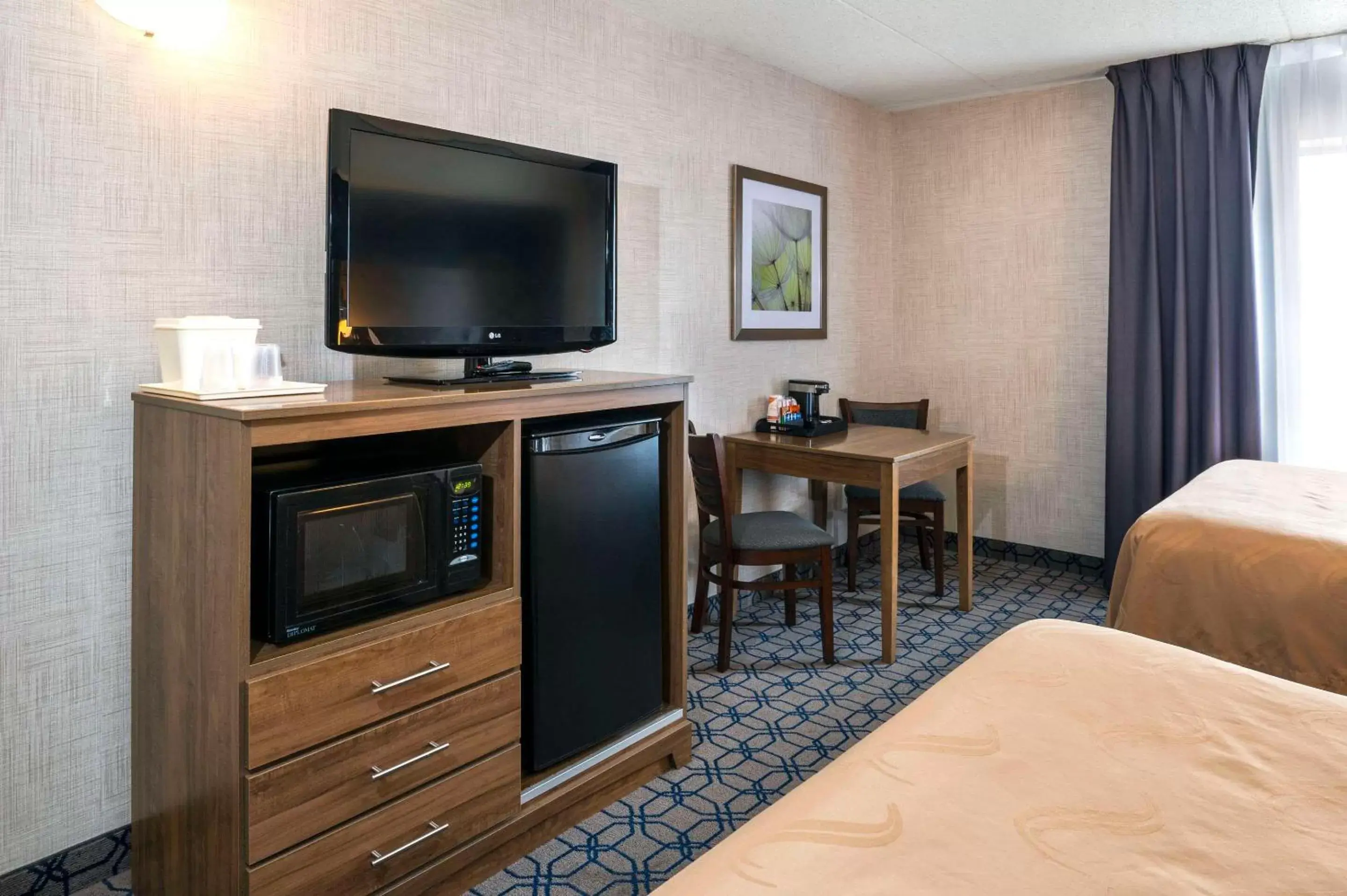 Bedroom, TV/Entertainment Center in Quality Suites Whitby