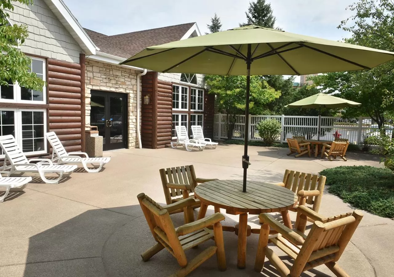 Patio in Cedar Creek Hotel Wausau - Rothschild