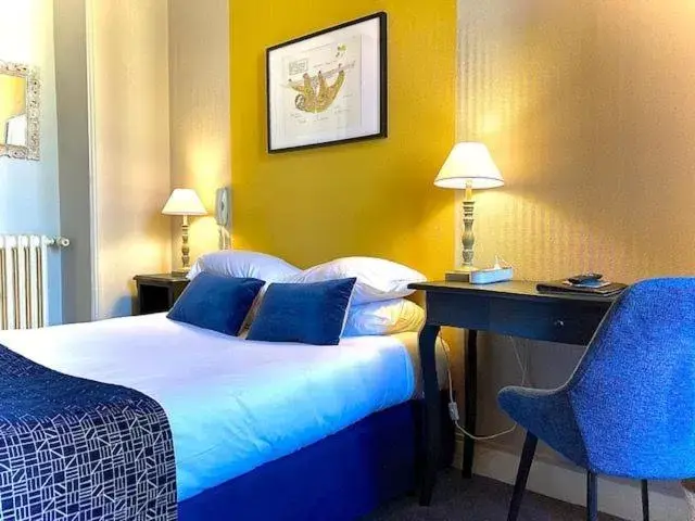 Bedroom, Bed in Hôtel Coeur De Loire