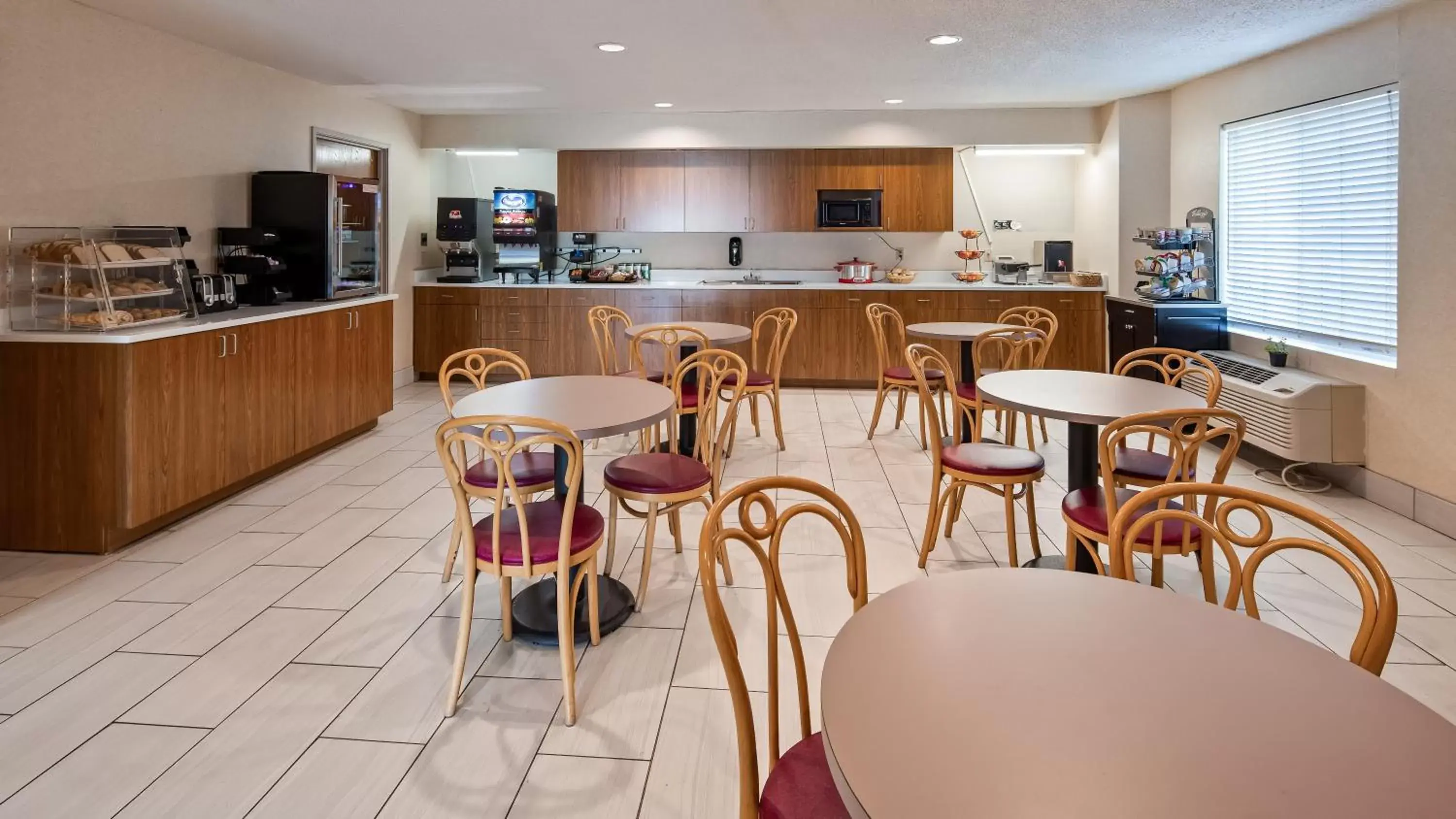 Breakfast, Restaurant/Places to Eat in Charlevoix Inn & Suites SureStay Collection by Best Western