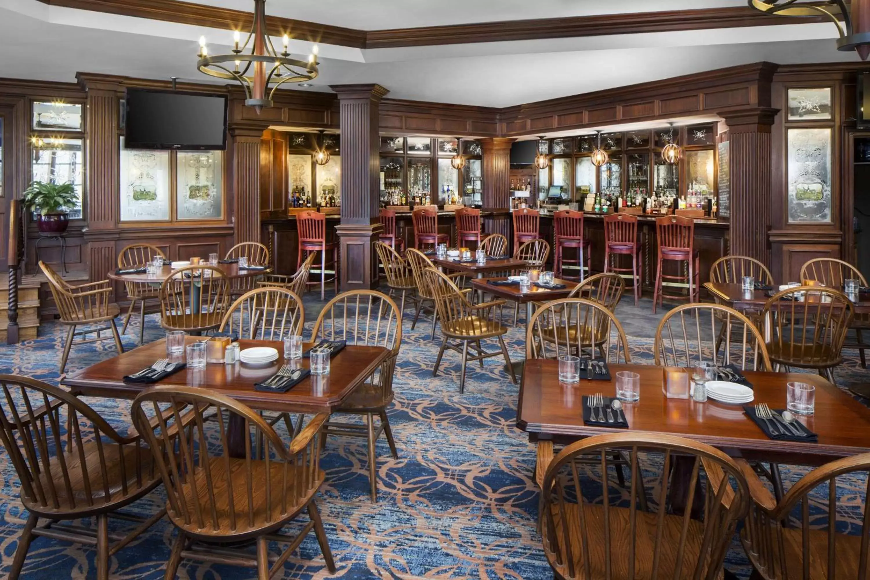 Lounge or bar, Restaurant/Places to Eat in The Desmond Hotel Malvern, a DoubleTree by Hilton