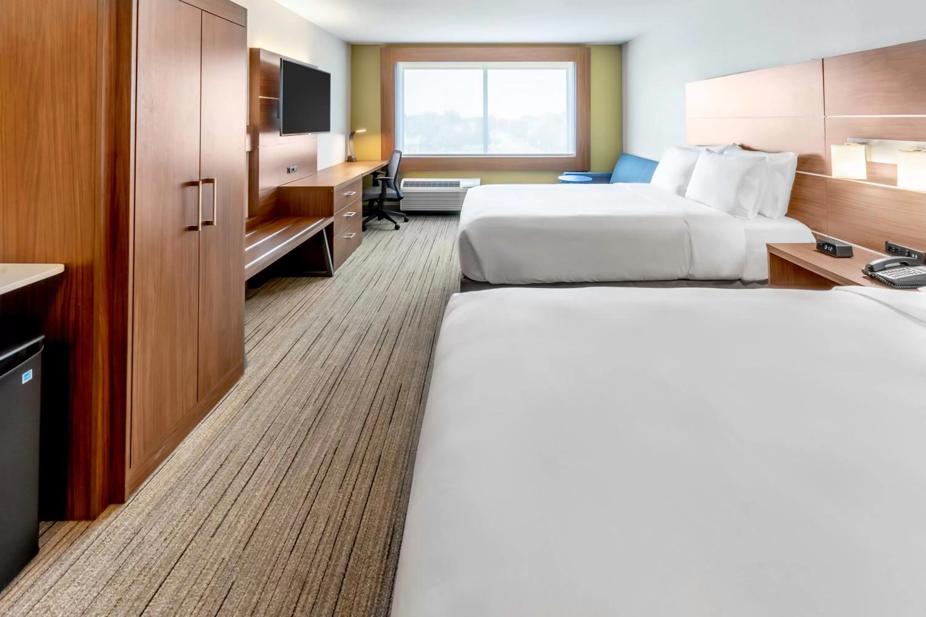 Photo of the whole room, Bed in Holiday Inn Express & Suites - Milwaukee West Allis by IHG
