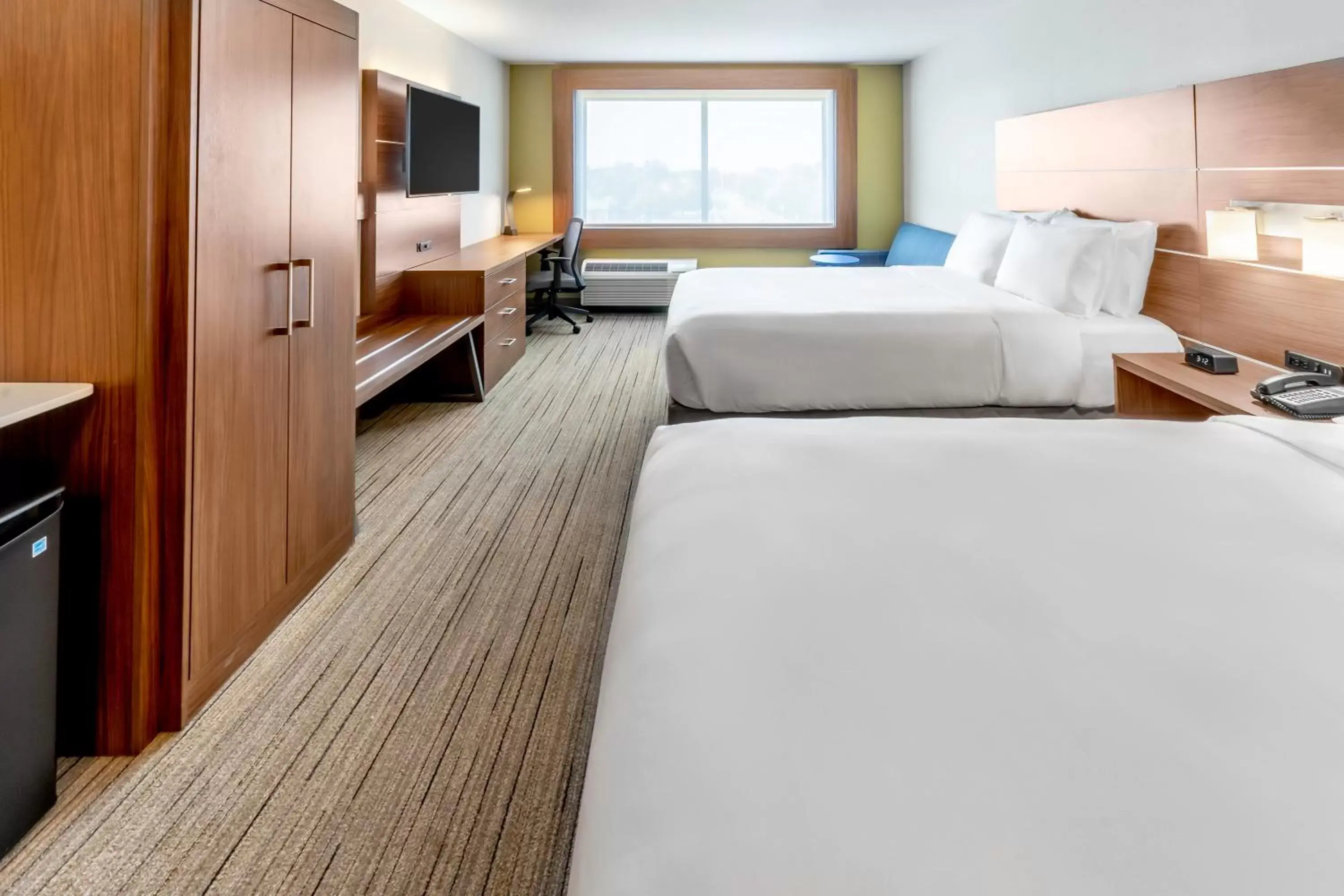 Photo of the whole room, Bed in Holiday Inn Express & Suites - Milwaukee West Allis, an IHG Hotel