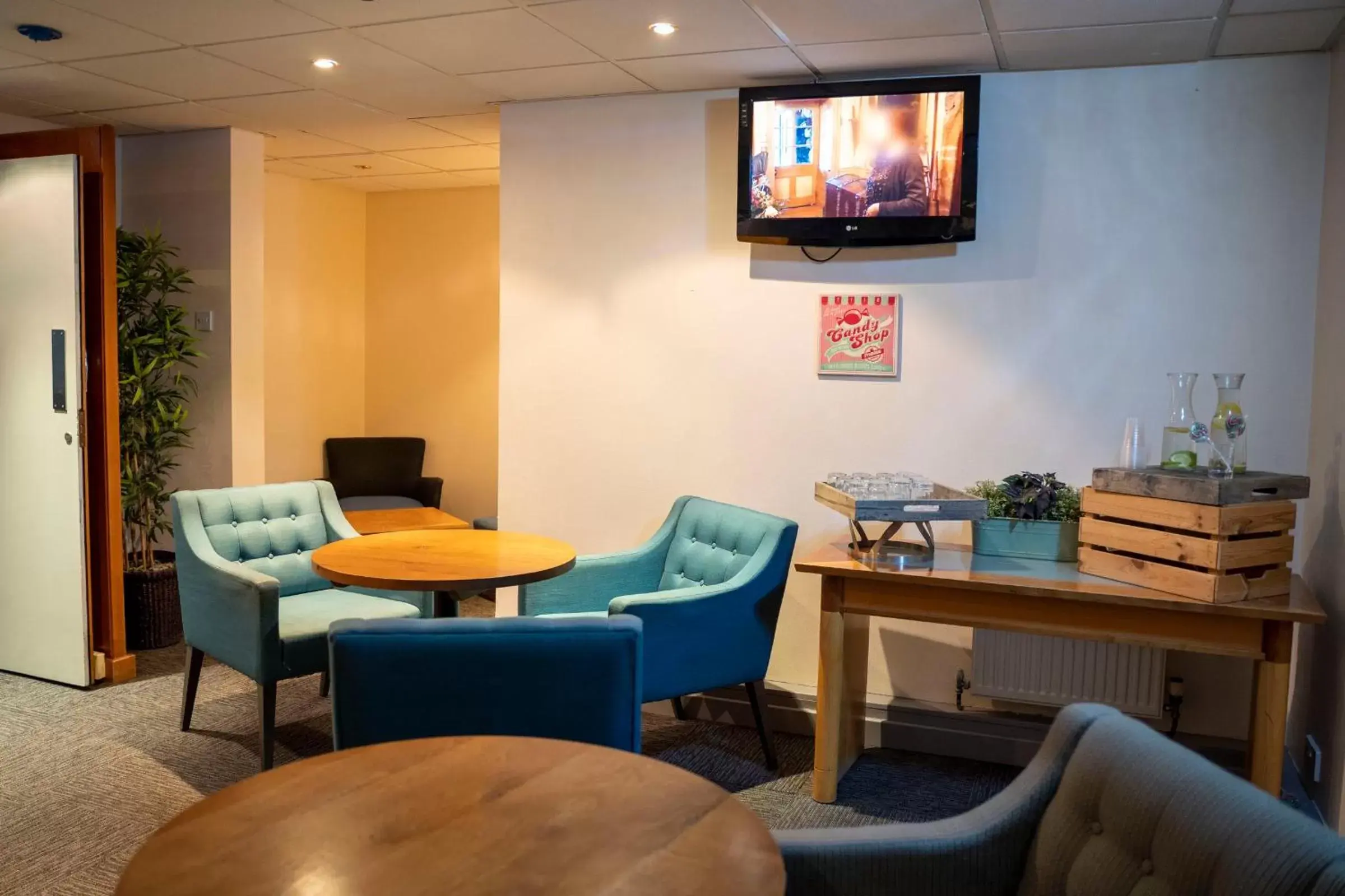 Communal lounge/ TV room, TV/Entertainment Center in Mercure Cardiff North Hotel