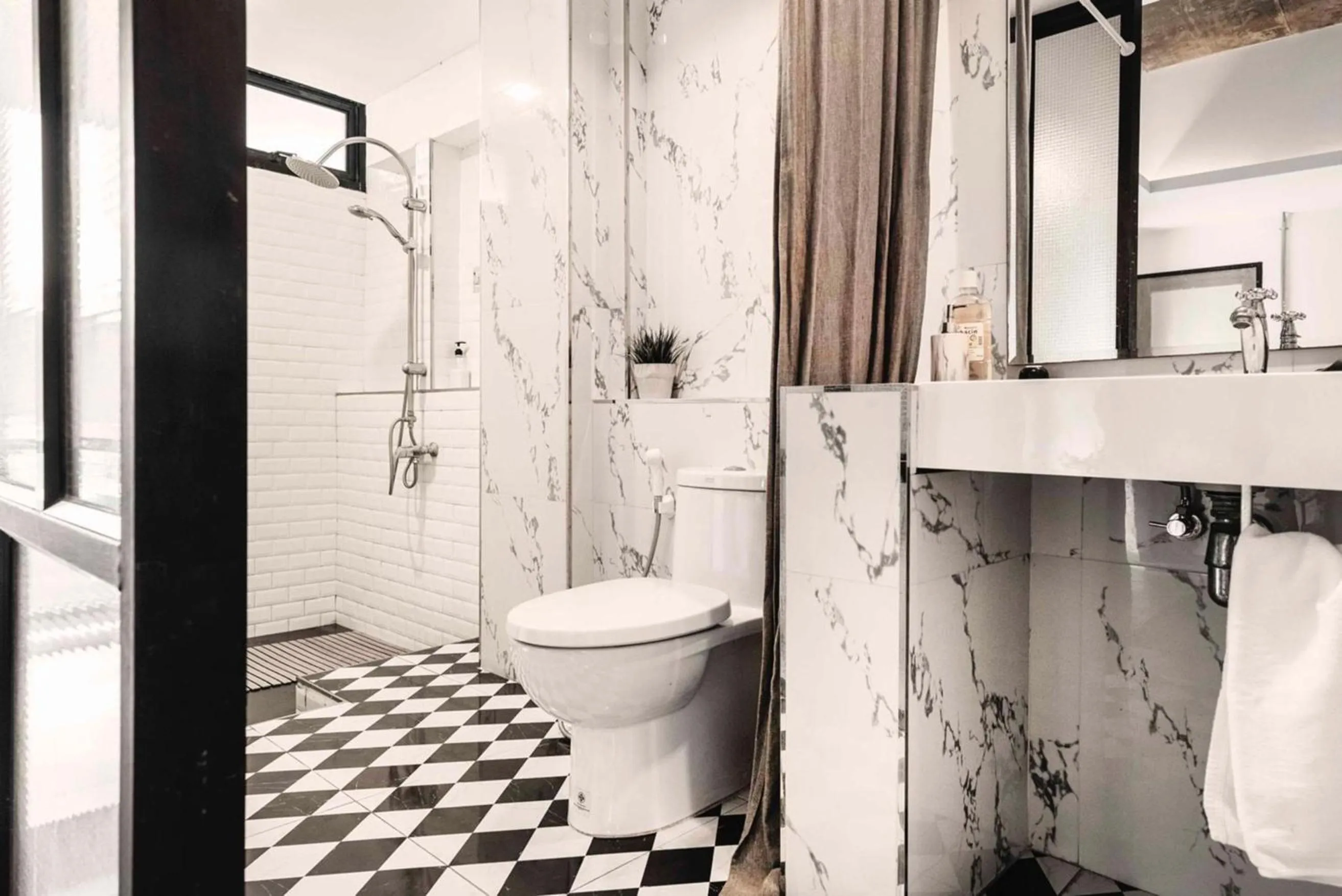 Bathroom in Blu Cabin Ari Stylish Gay Poshtel