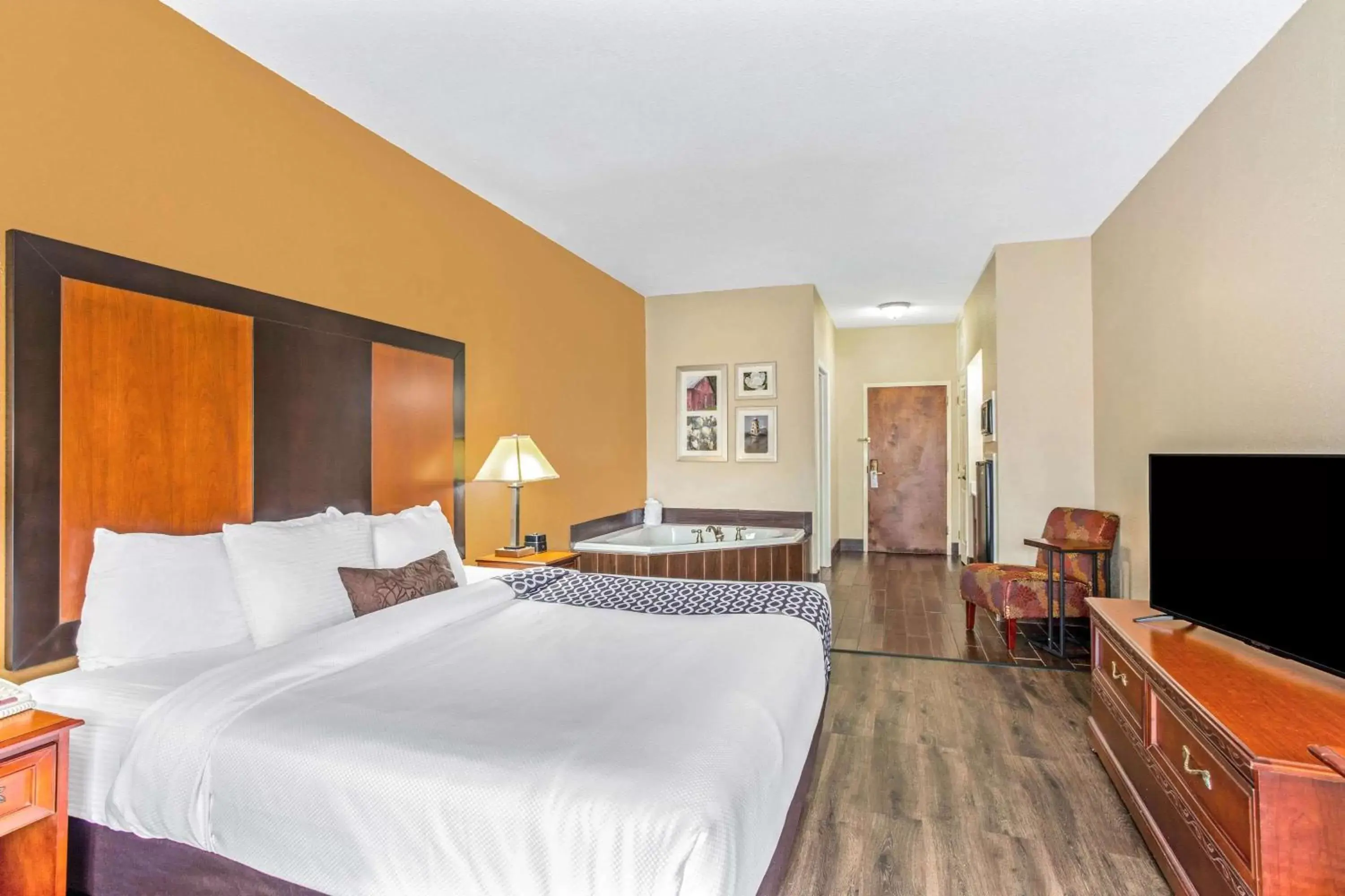 Photo of the whole room, Bed in La Quinta Inn by Wyndham Moss Point - Pascagoula