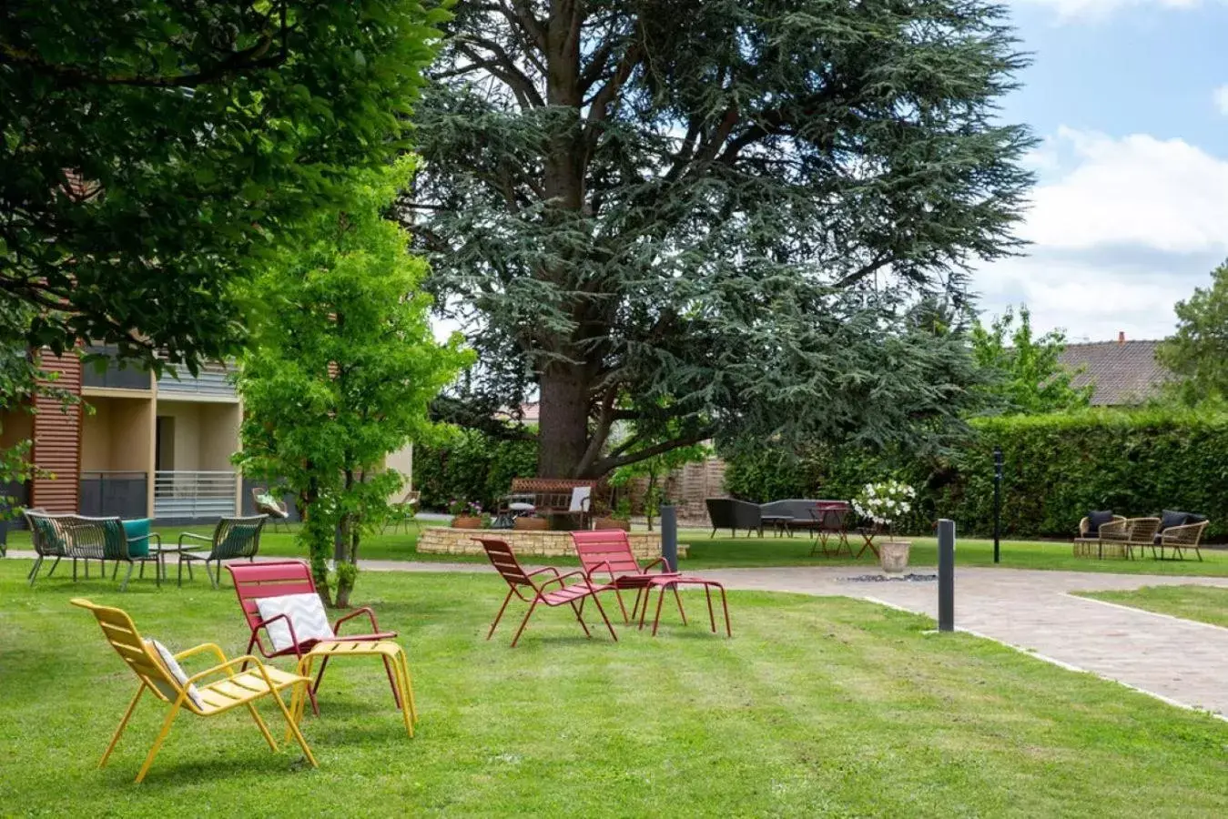 Garden in BEST WESTERN La Porte des Châteaux