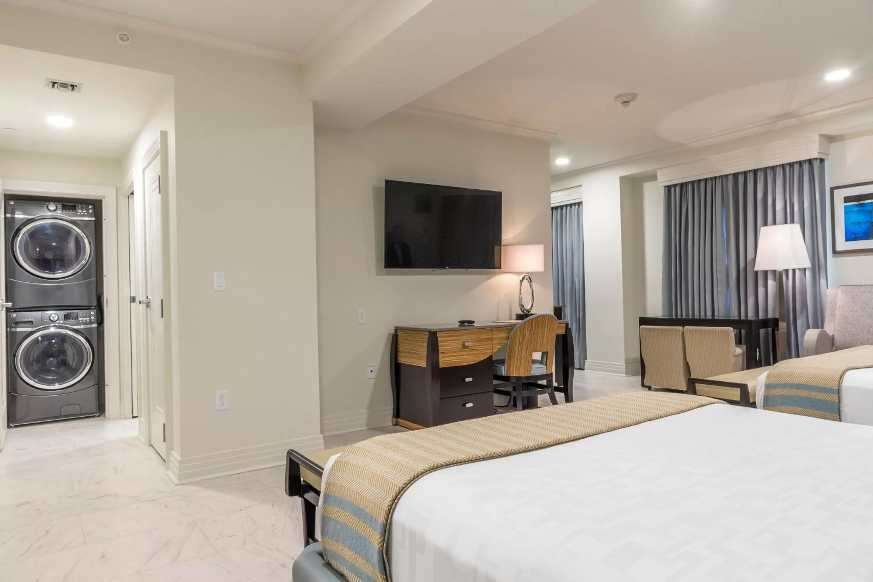 Bed, TV/Entertainment Center in The Jung Hotel and Residences