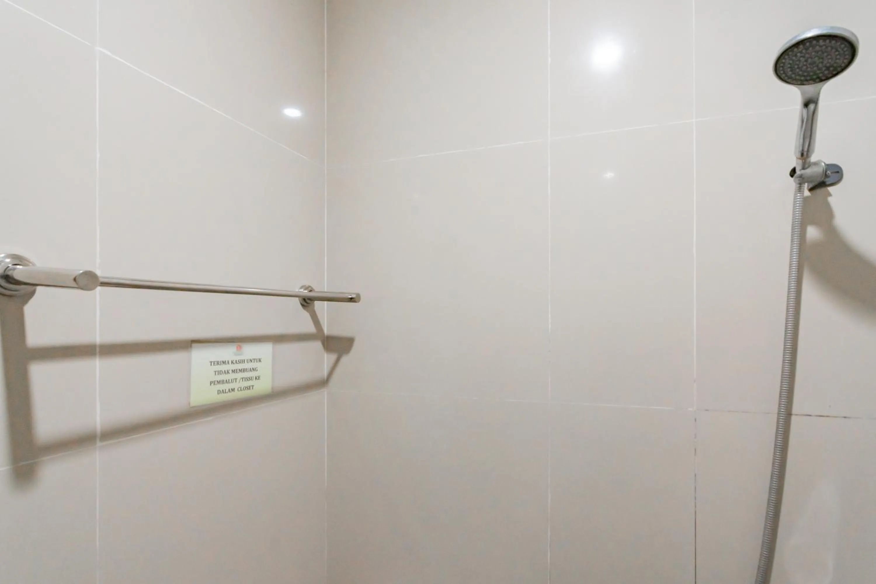 Bathroom in RedDoorz near Gedung Sate 2