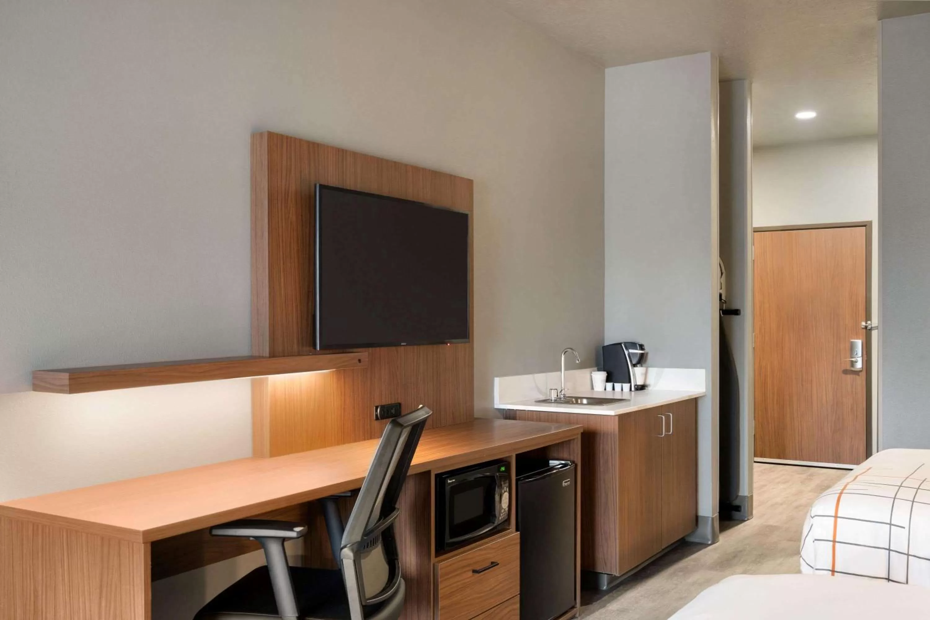 TV and multimedia, Bed in La Quinta Inn & Suites by Wyndham Springfield