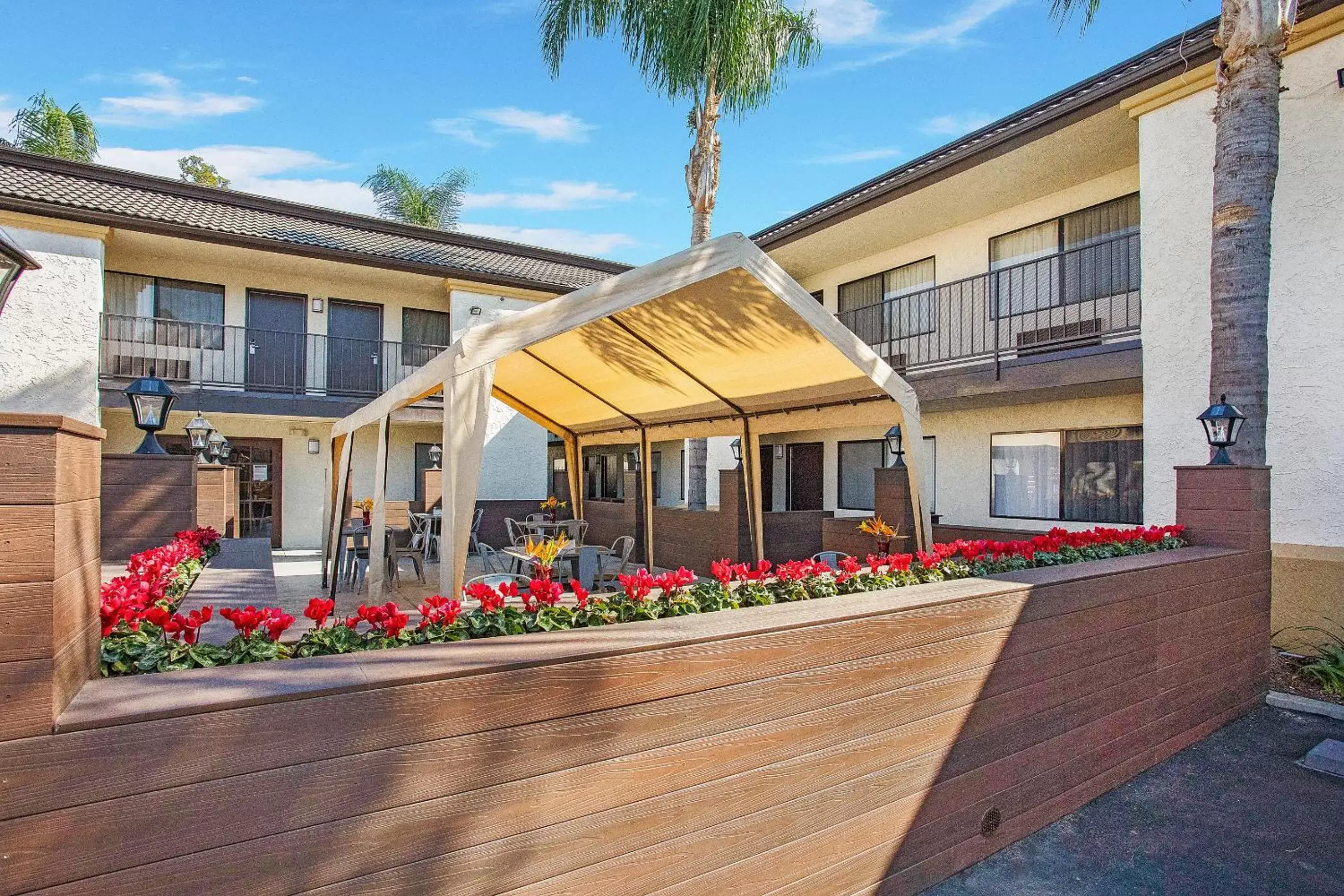 Patio, Property Building in Stanford Inn & Suites Anaheim