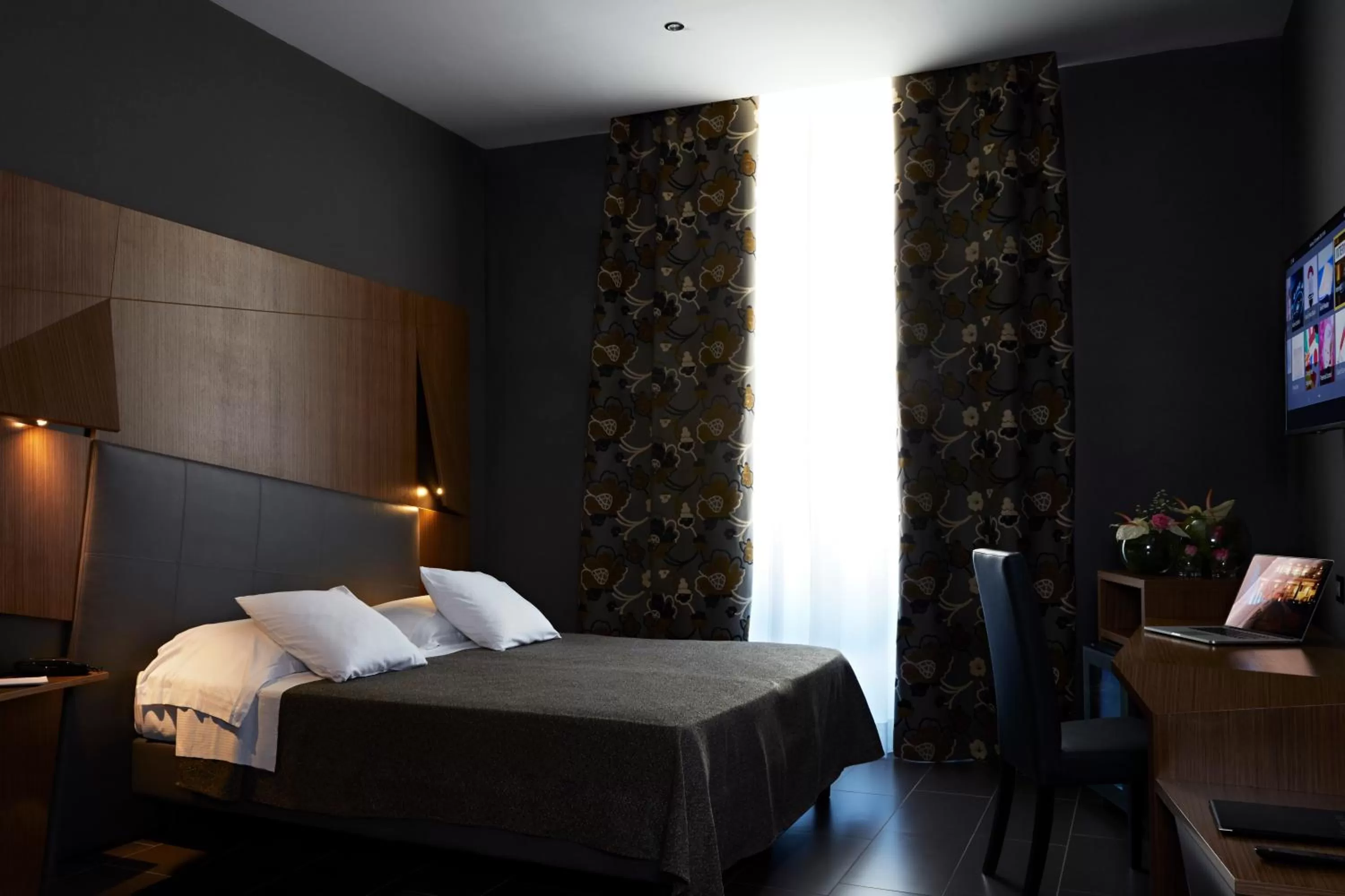 Bedroom, Bed in Hotel The Building