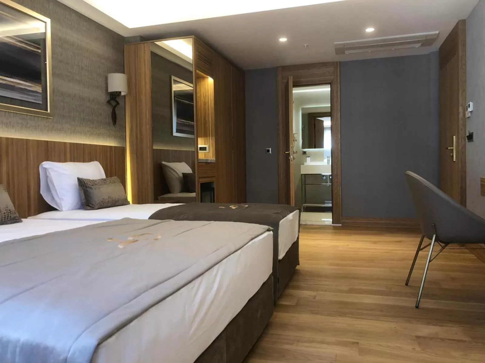 Photo of the whole room, Bed in Lady Diana Hotel