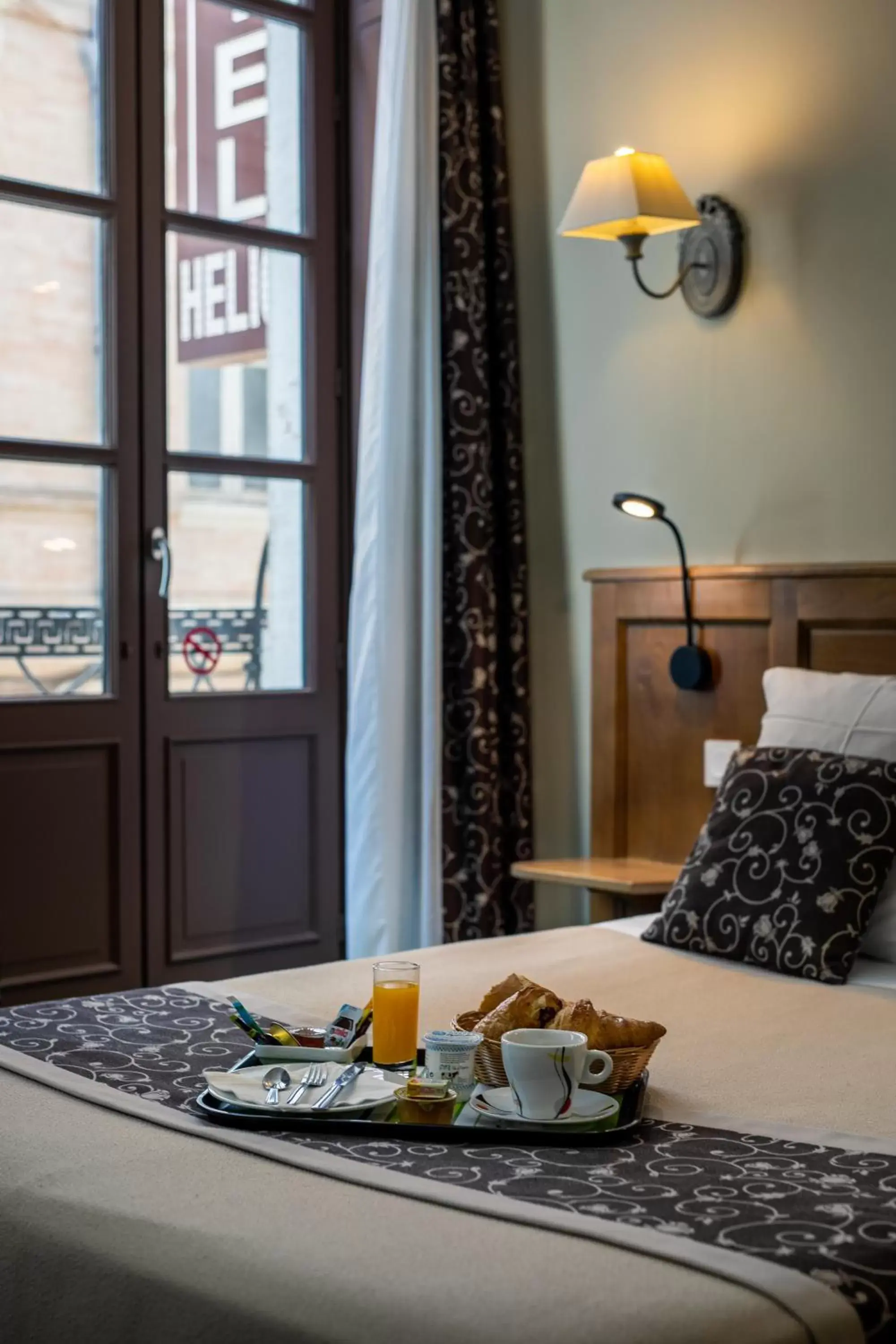 Continental breakfast, Bed in Hôtel Héliot, Cosy Places by Charme & Caractère