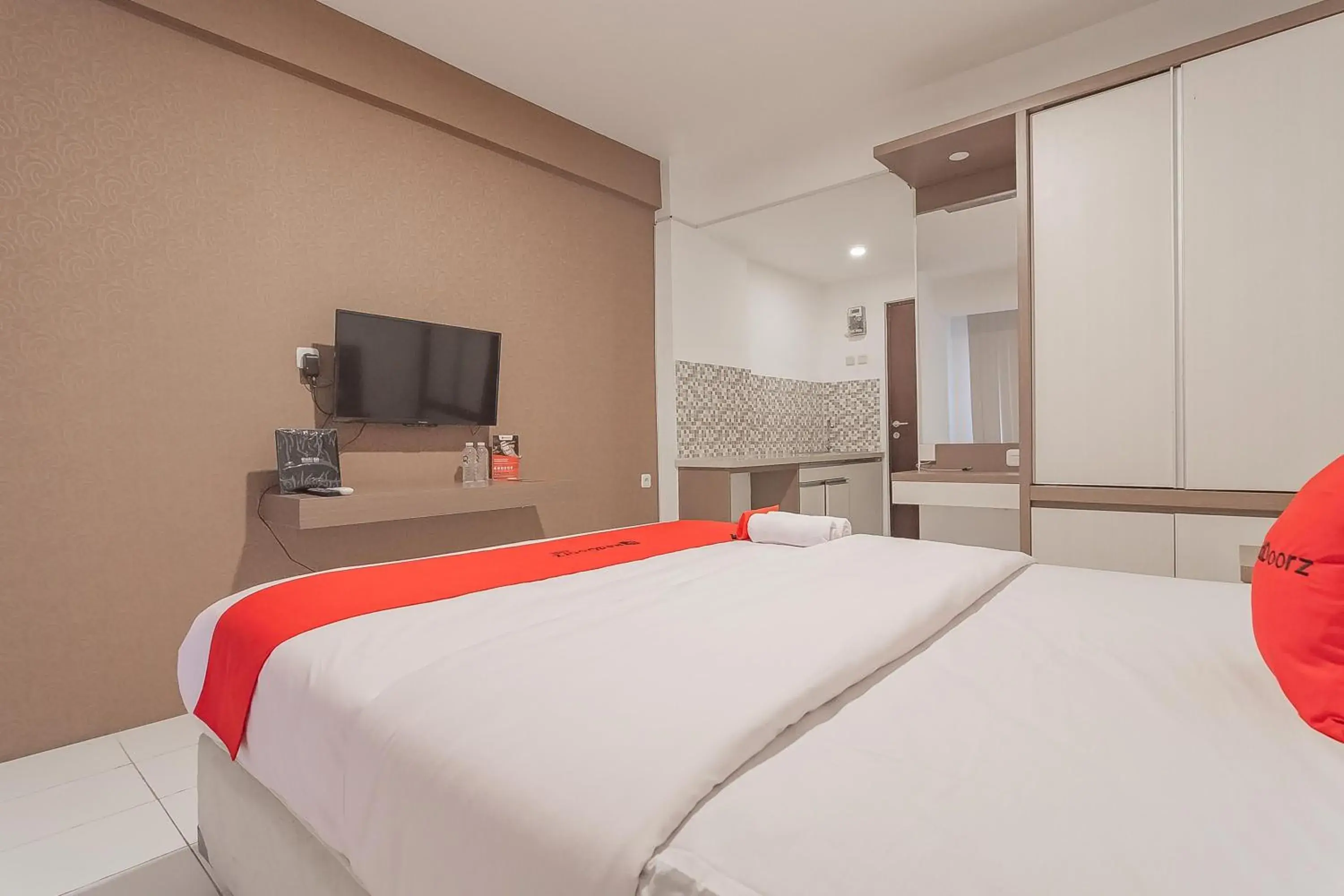 Bed in RedDoorz Apartment @ Emerald Towers Bandung