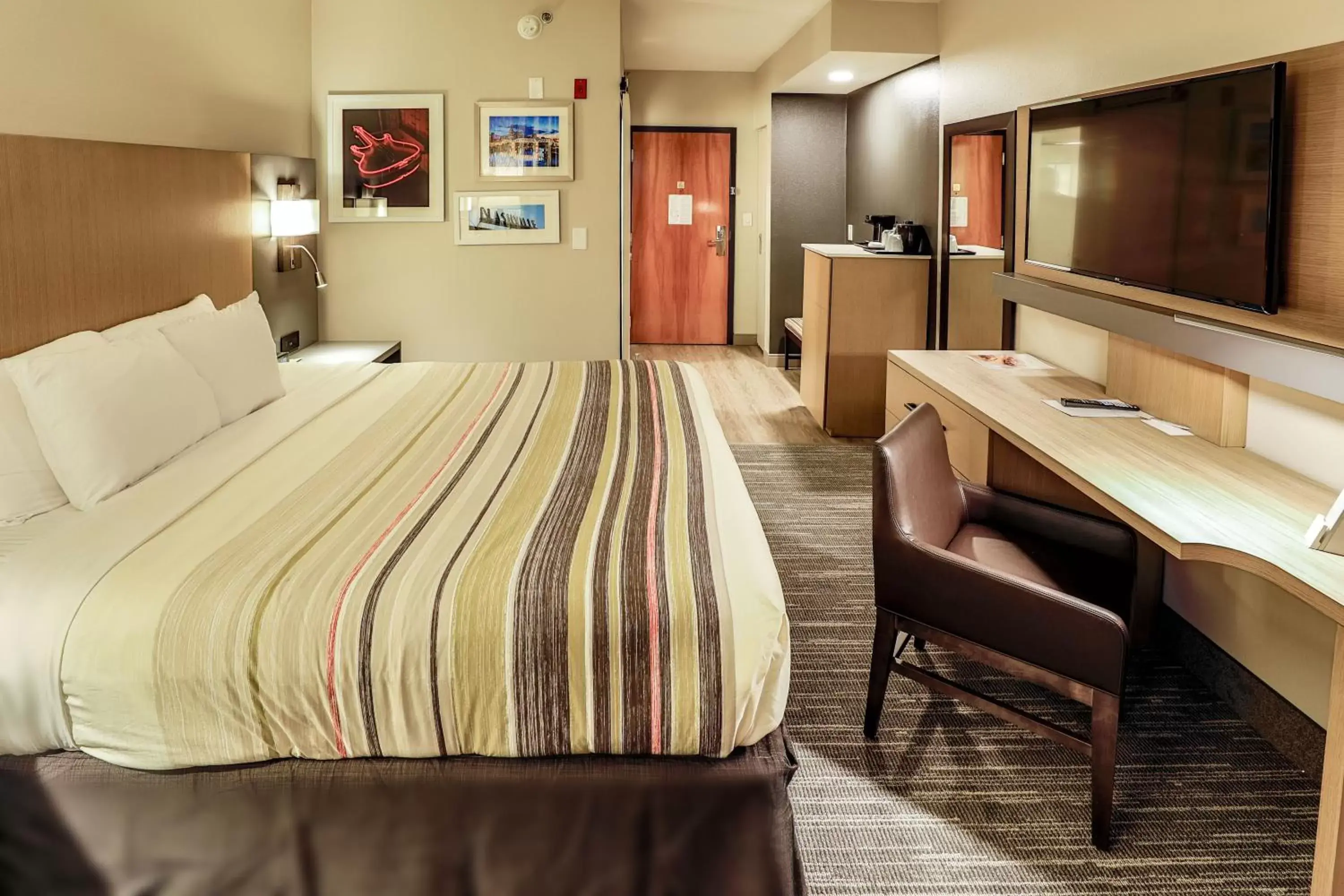 Bed in Country Inn & Suites by Radisson, Nashville Airport, TN