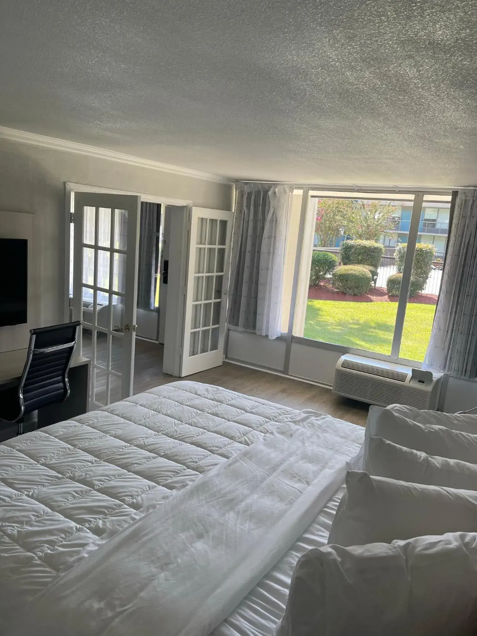 Photo of the whole room, Bed in MainStay Suites Florence