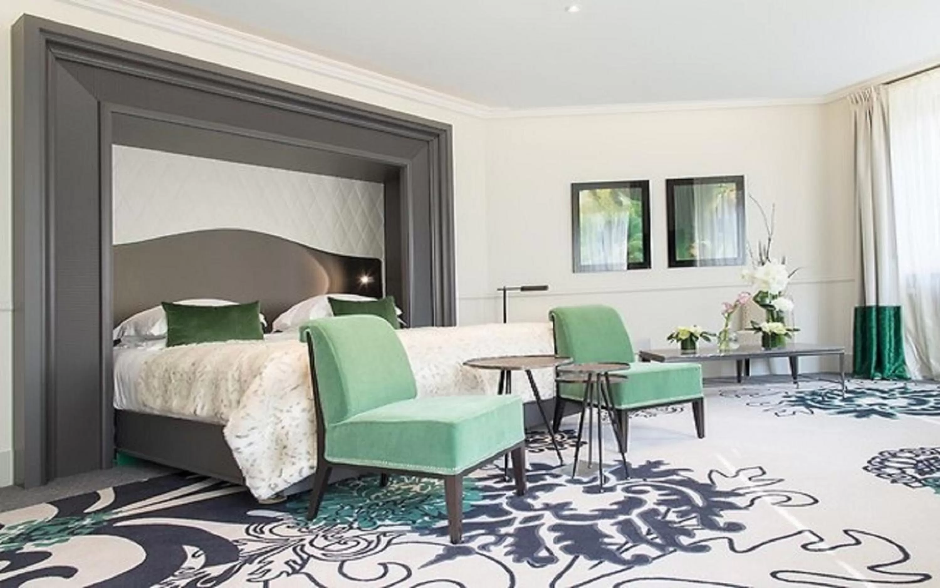 Bed in Edouard 7 Paris Opéra