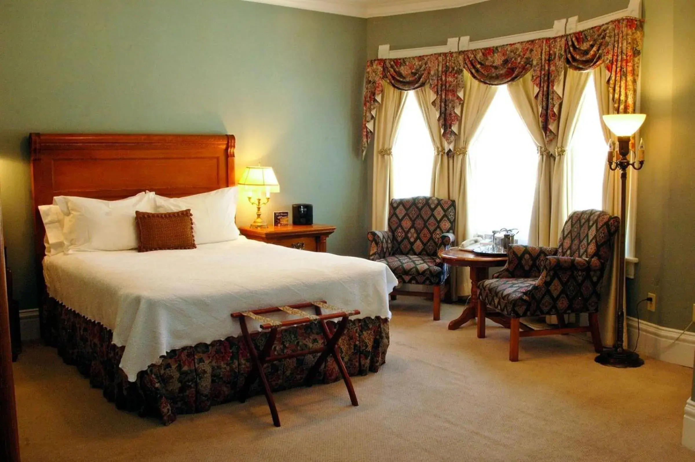 Bed in The Cliff House At Pikes Peak