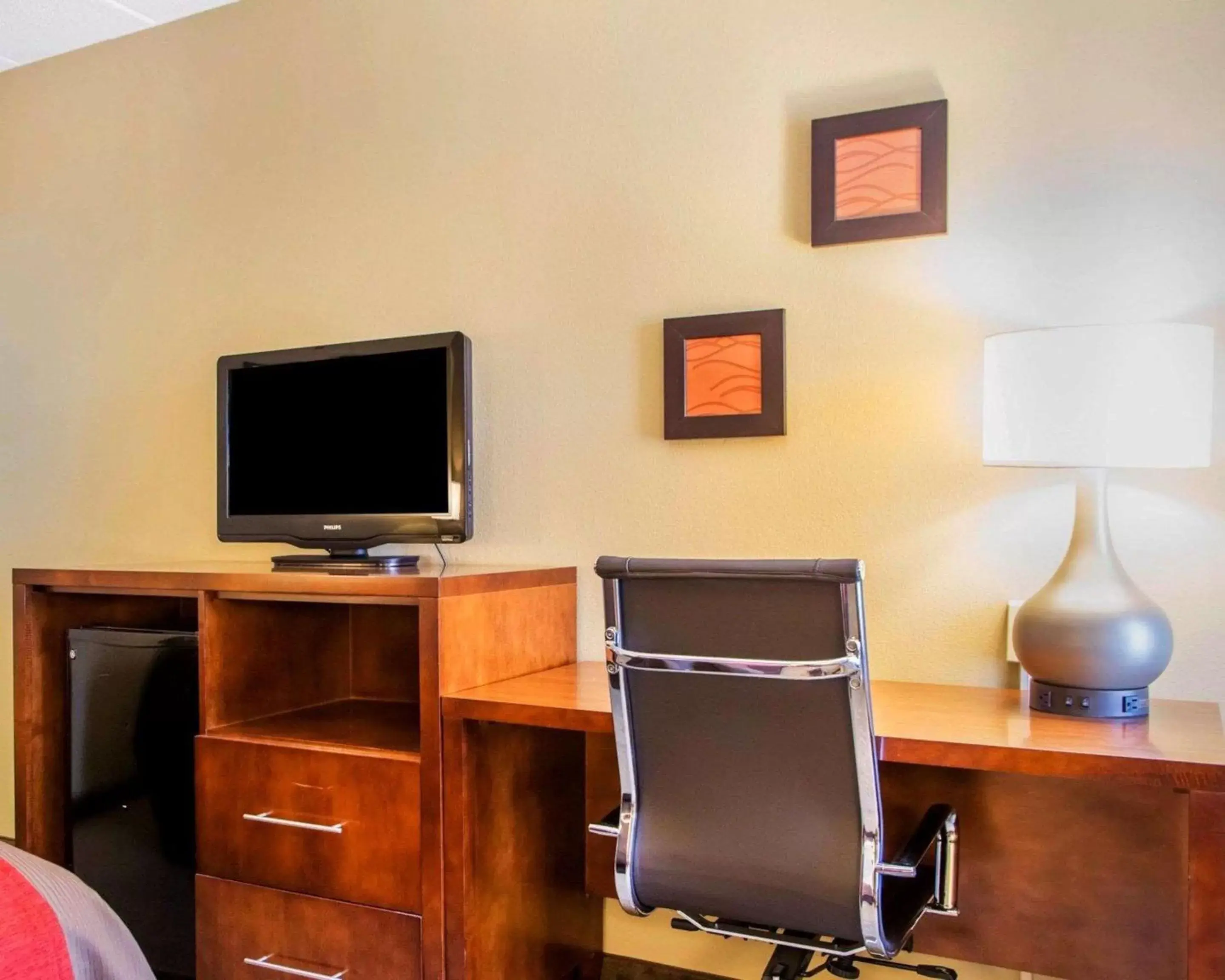 Photo of the whole room, TV/Entertainment Center in Comfort Inn Dayton - Huber Heights