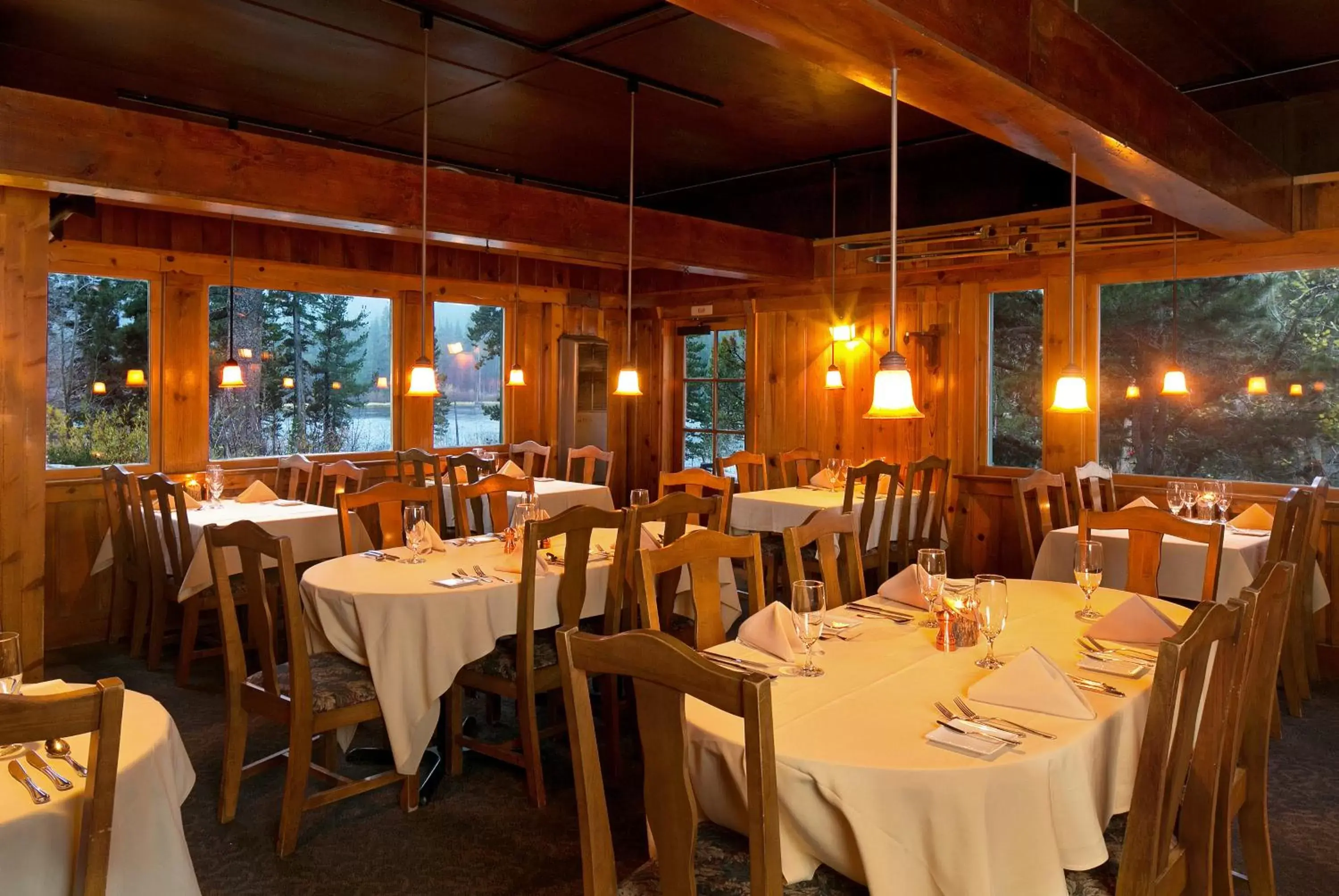 Restaurant/Places to Eat in Tamarack Lodge