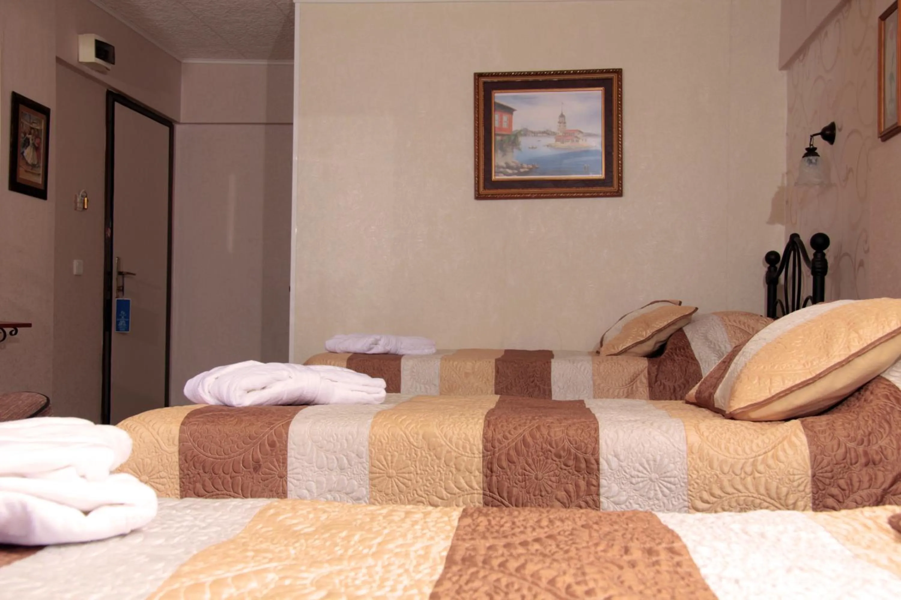 Bed in Hotel Nezih Istanbul