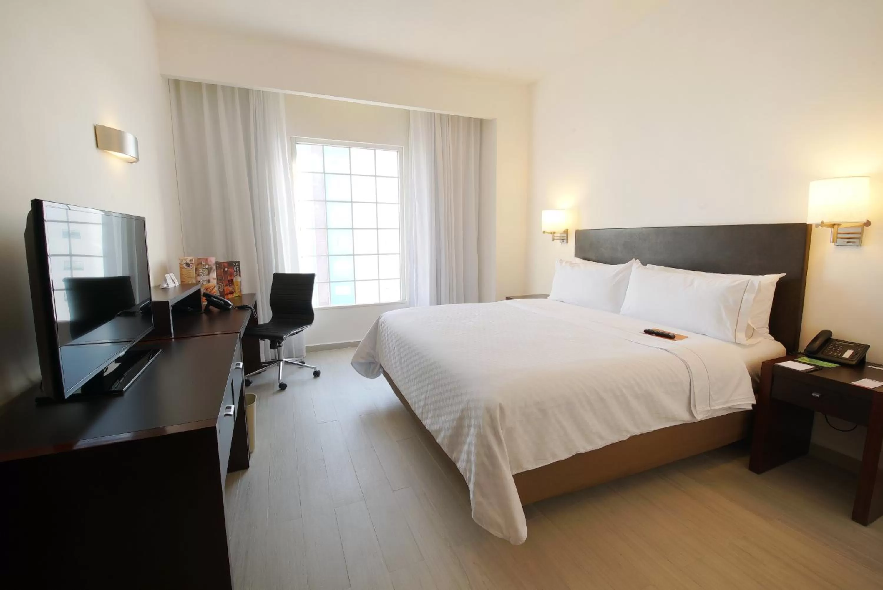 Photo of the whole room, Bed in Fiesta Inn Express Ciudad Obregón