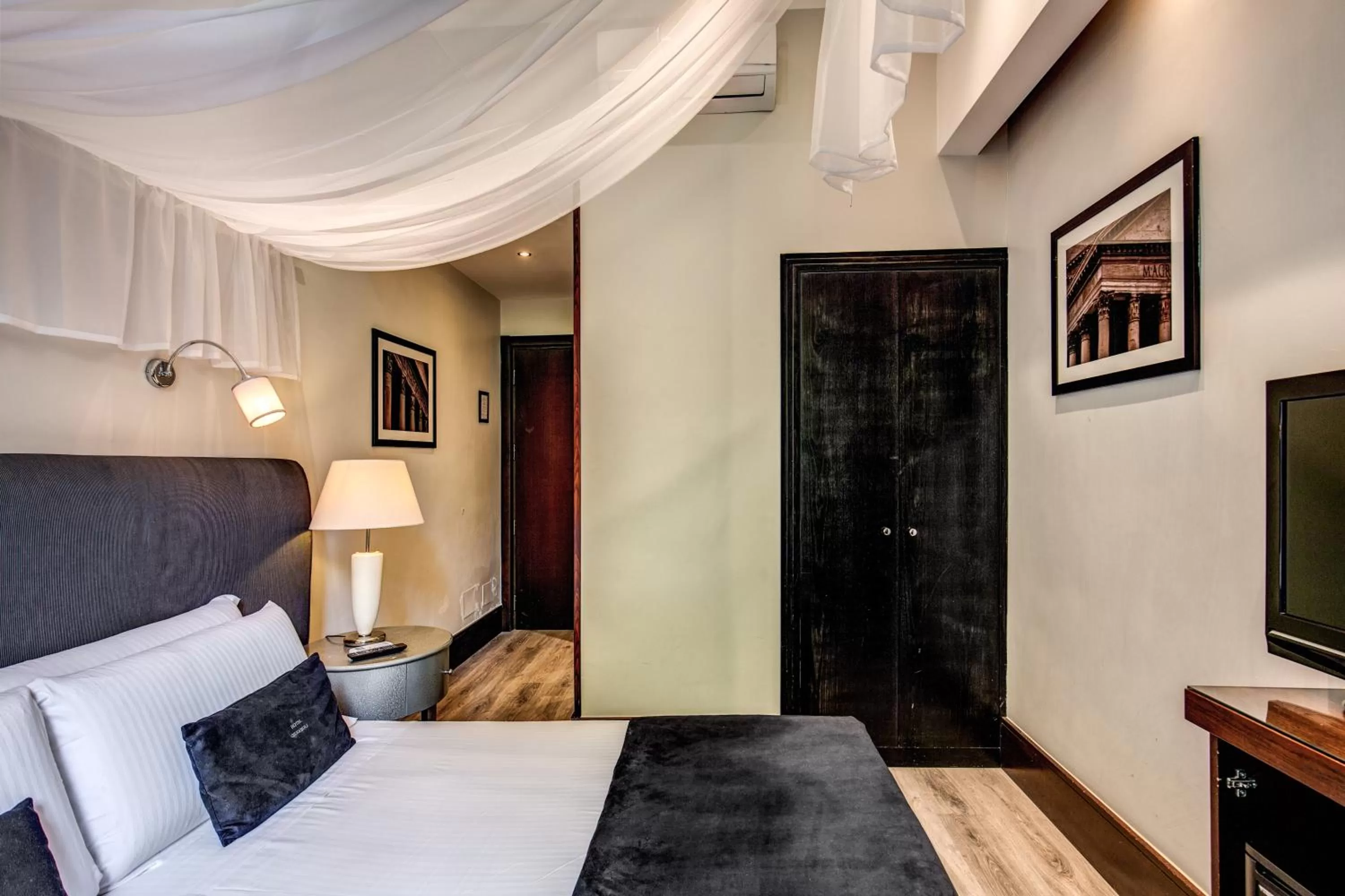 Photo of the whole room, Bed in Hotel Giuggioli