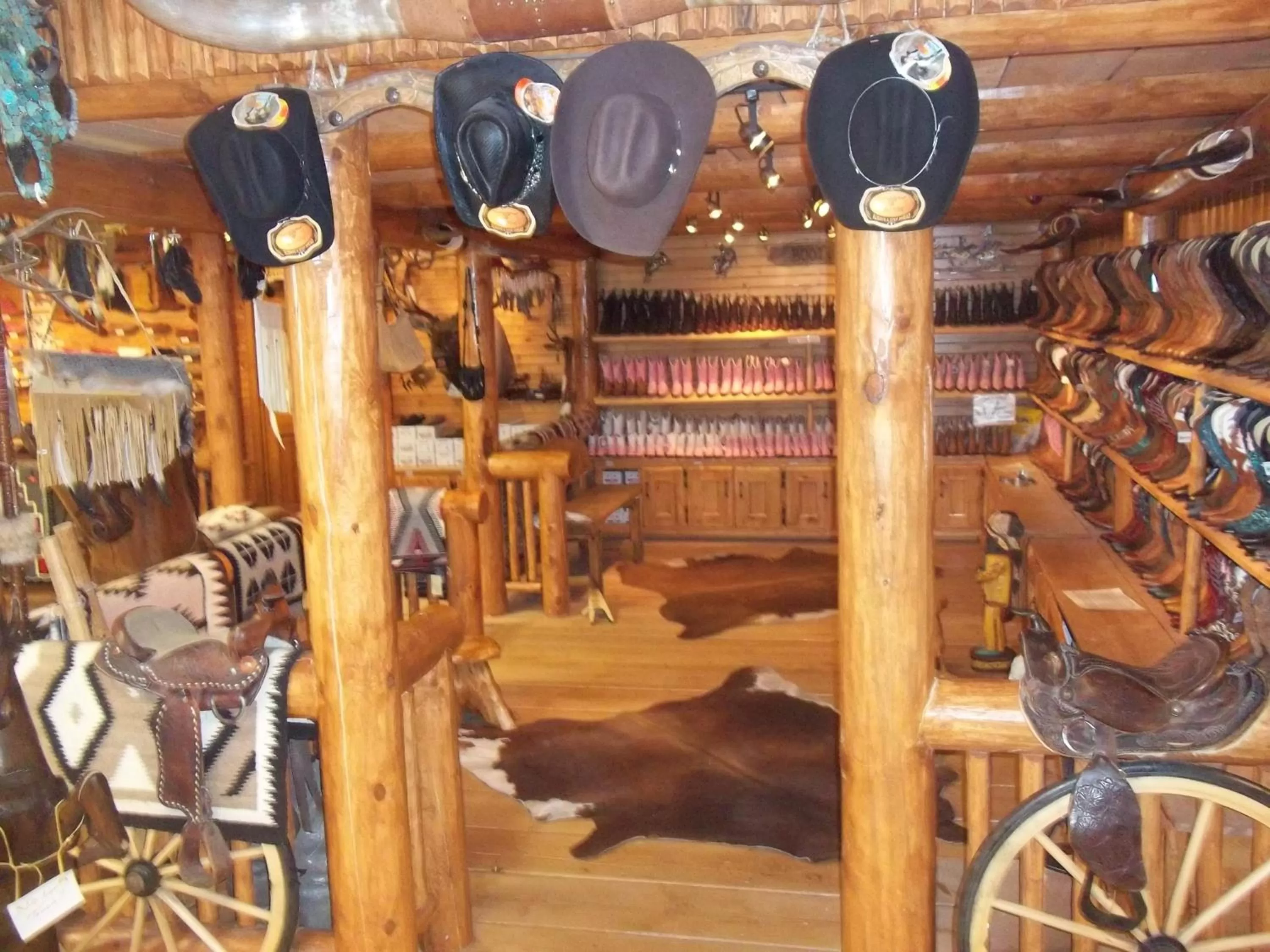 On-site shops in Grand Canyon Inn and Motel - South Rim Entrance