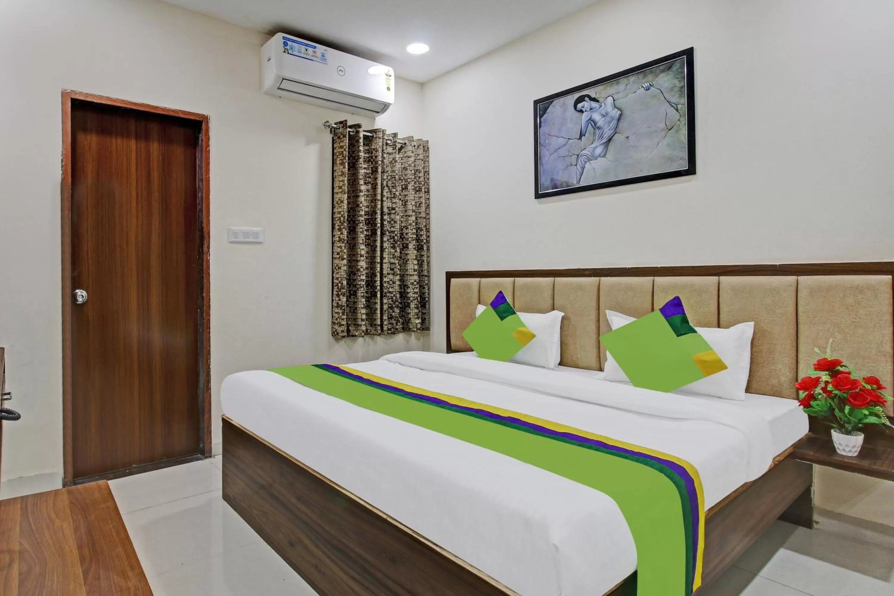 Bedroom, Bed in Treebo Krishna Regency ISBT Bus Stop